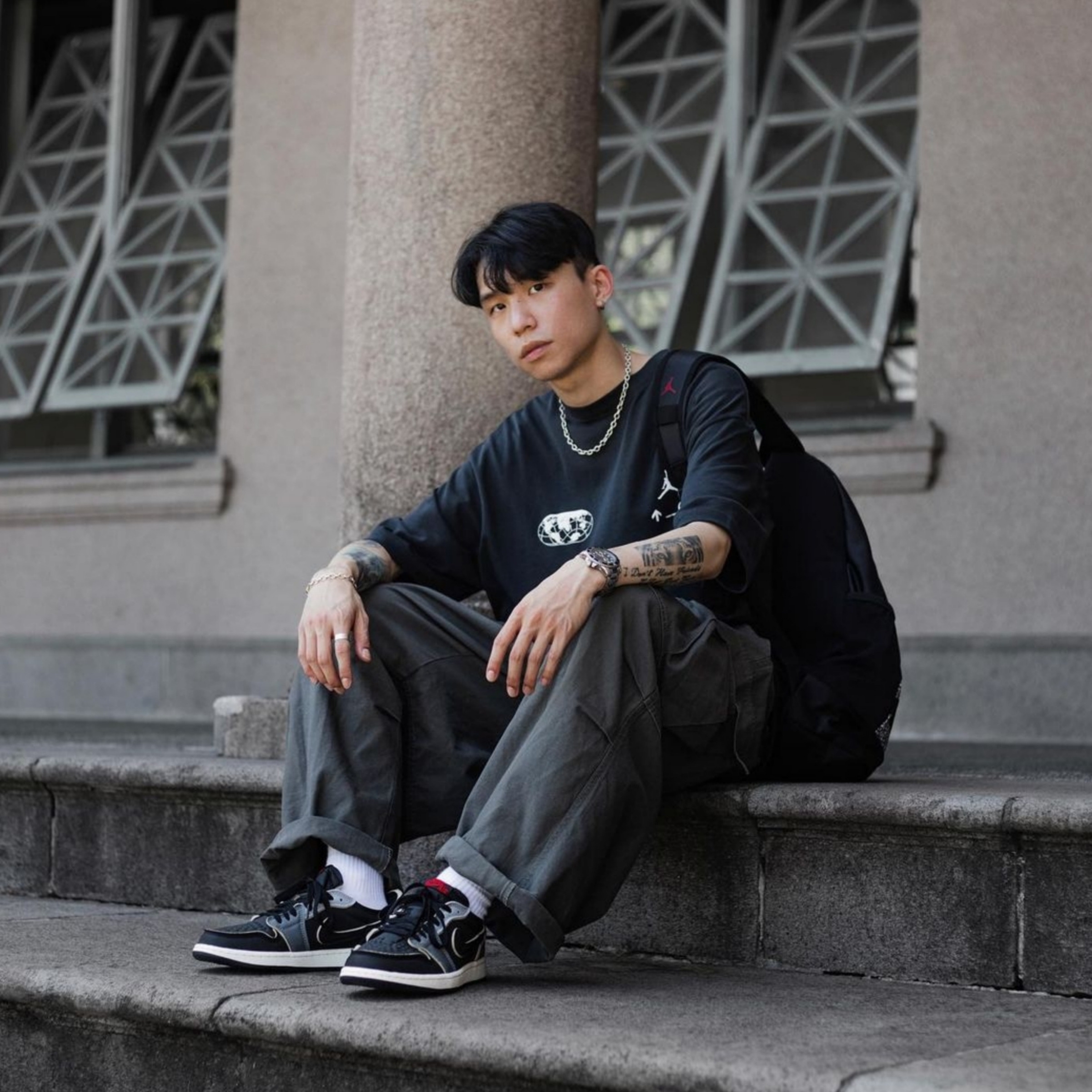 Jordan 1 Retro Low OG EX Black and Smoke Grey 착용 스타일 - 2