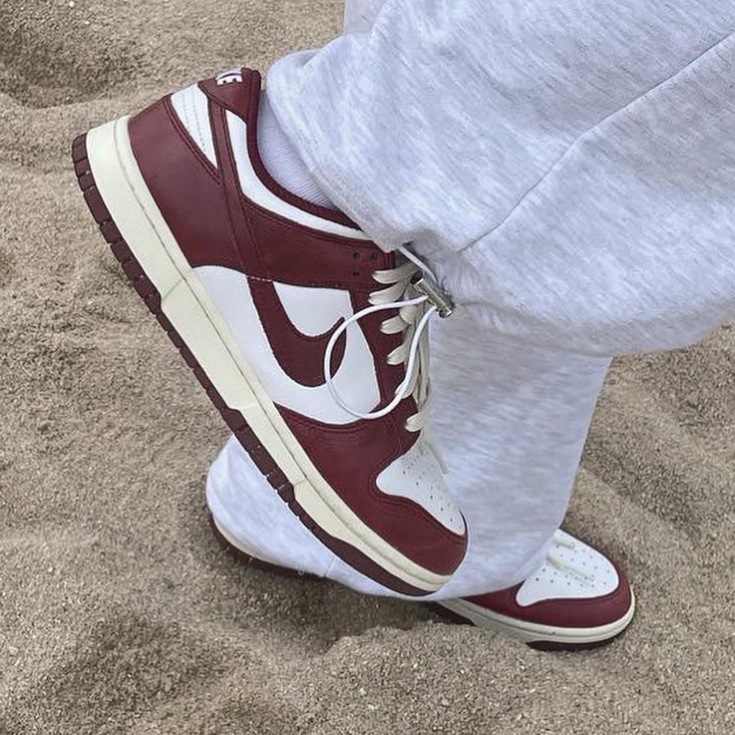 (W) Nike Dunk Low Retro PRM Team Red and White 착용 스타일 - 1
