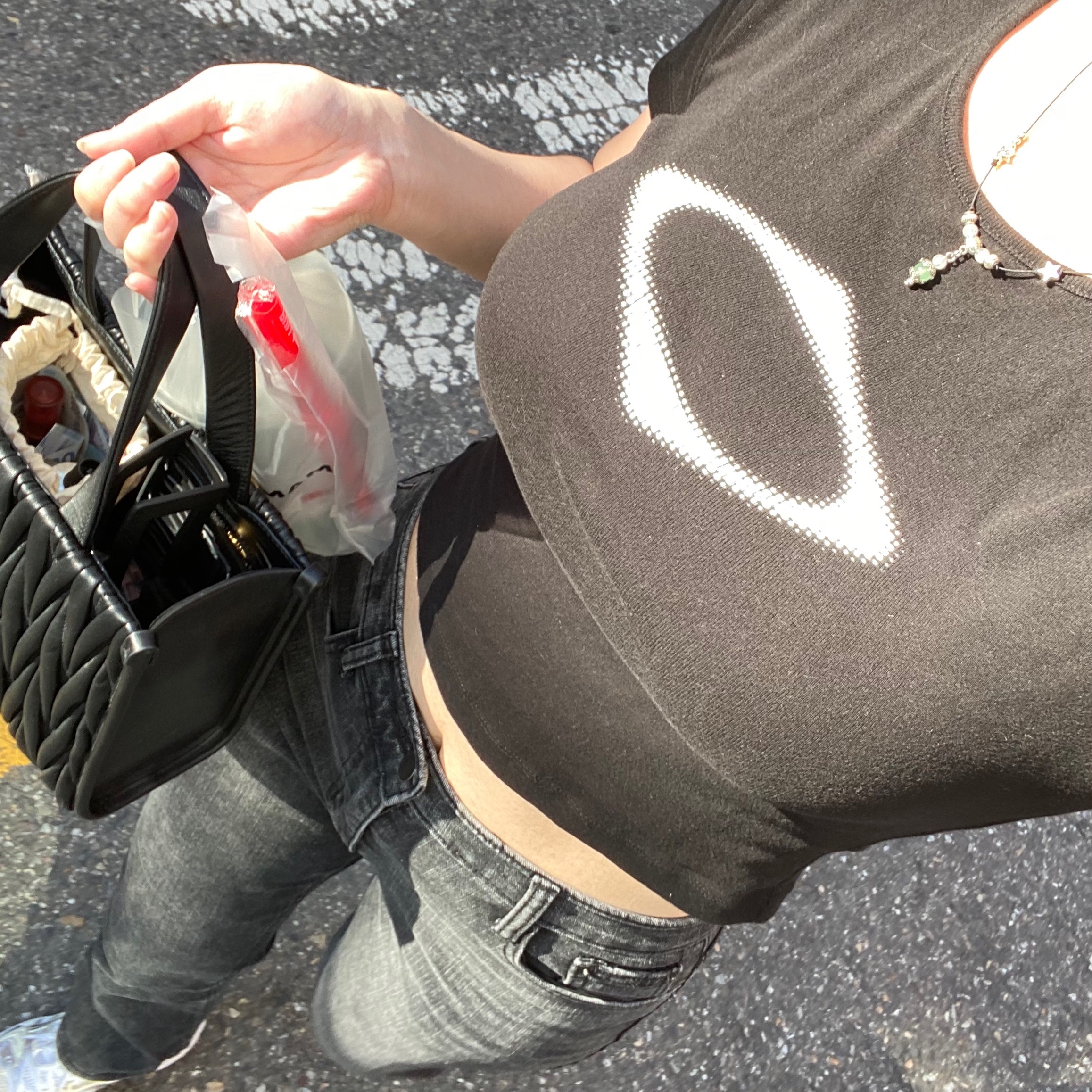 (W) Mischief Rhombus Blur T-Shirt Mini Black, Miu Miu Matelasse Nappa Leather Tote Bag Black 착용 스타일
