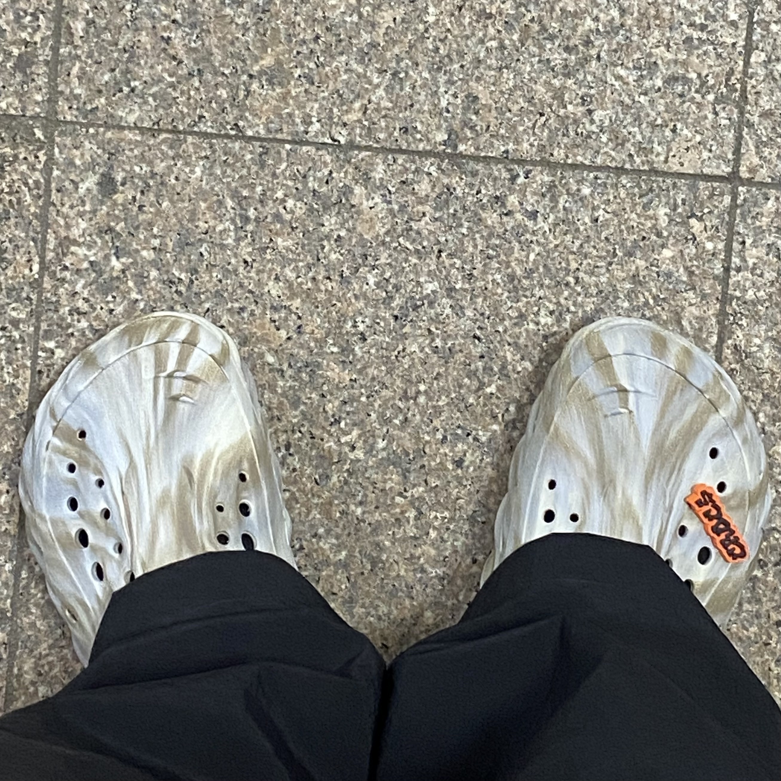 Crocs Echo Marbled Clog Bone Multi 착용 스타일 - 5