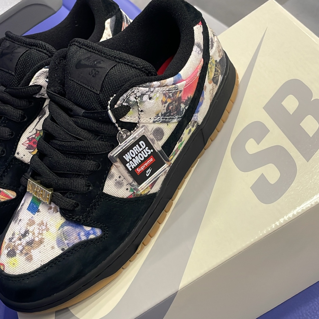Nike x Supreme SB Dunk Low QS Rammellzee Black 착용 스타일