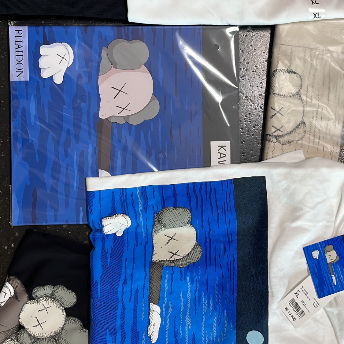 Uniqlo UT x Kaws Artbook 착용 스타일