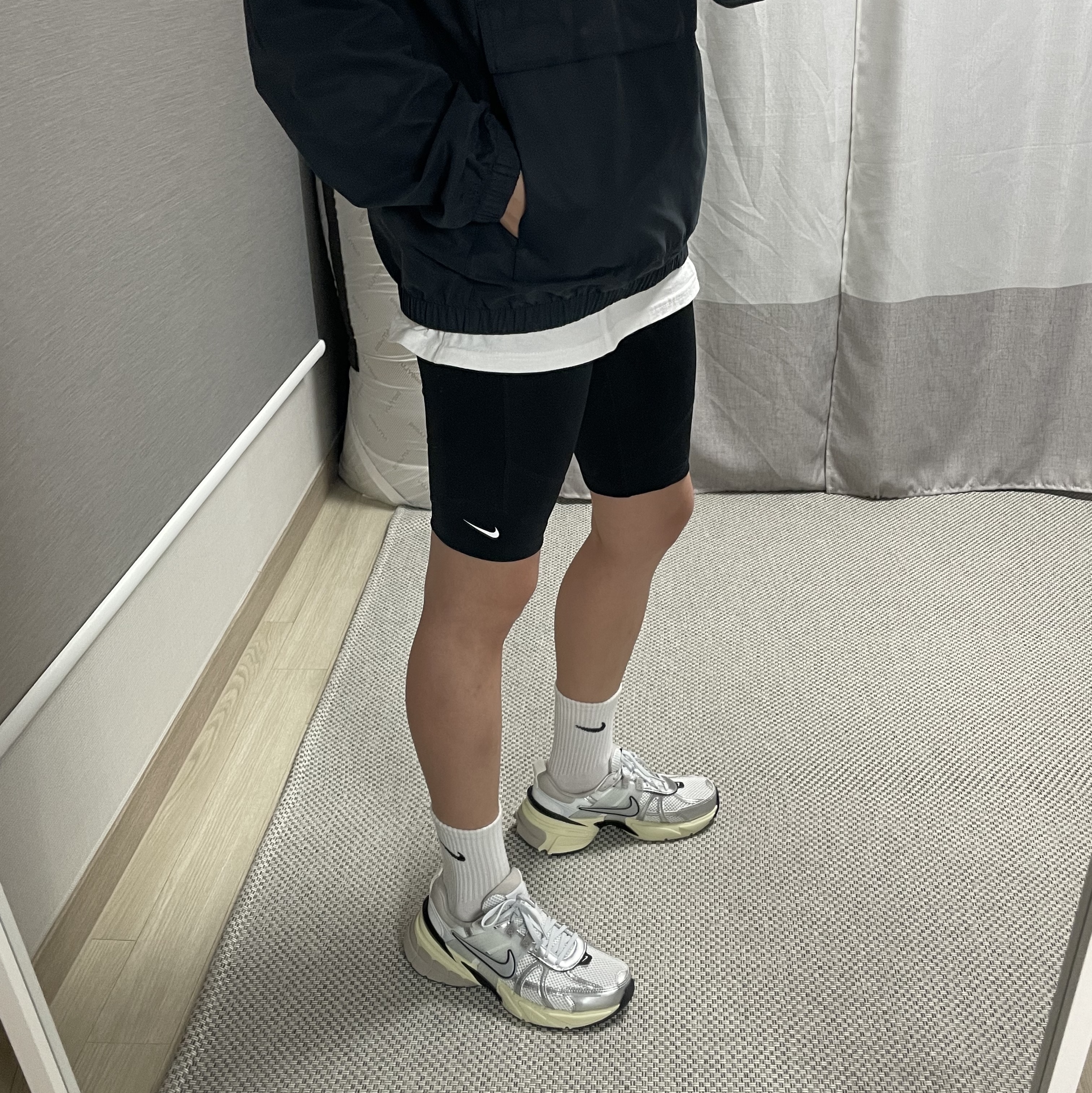 Nike V2K Run Summit White Metallic Silver 착용 스타일