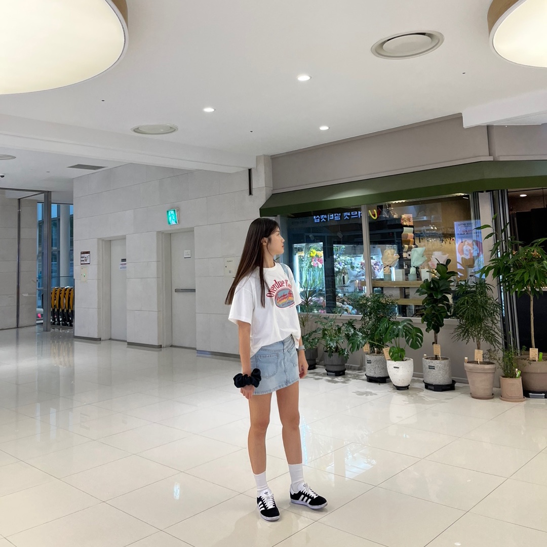 Adidas Gazelle Core Black White, Emis Enamel Hobo Bag Blue 착용 스타일 - 2