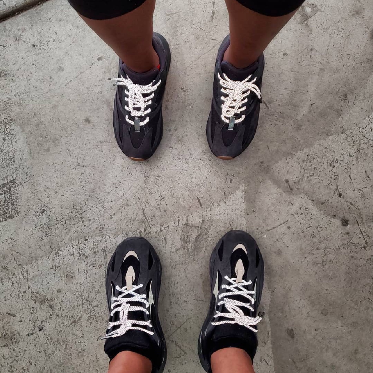 Adidas Yeezy Boost 700 Utility Black 2023 착용 스타일 - 1