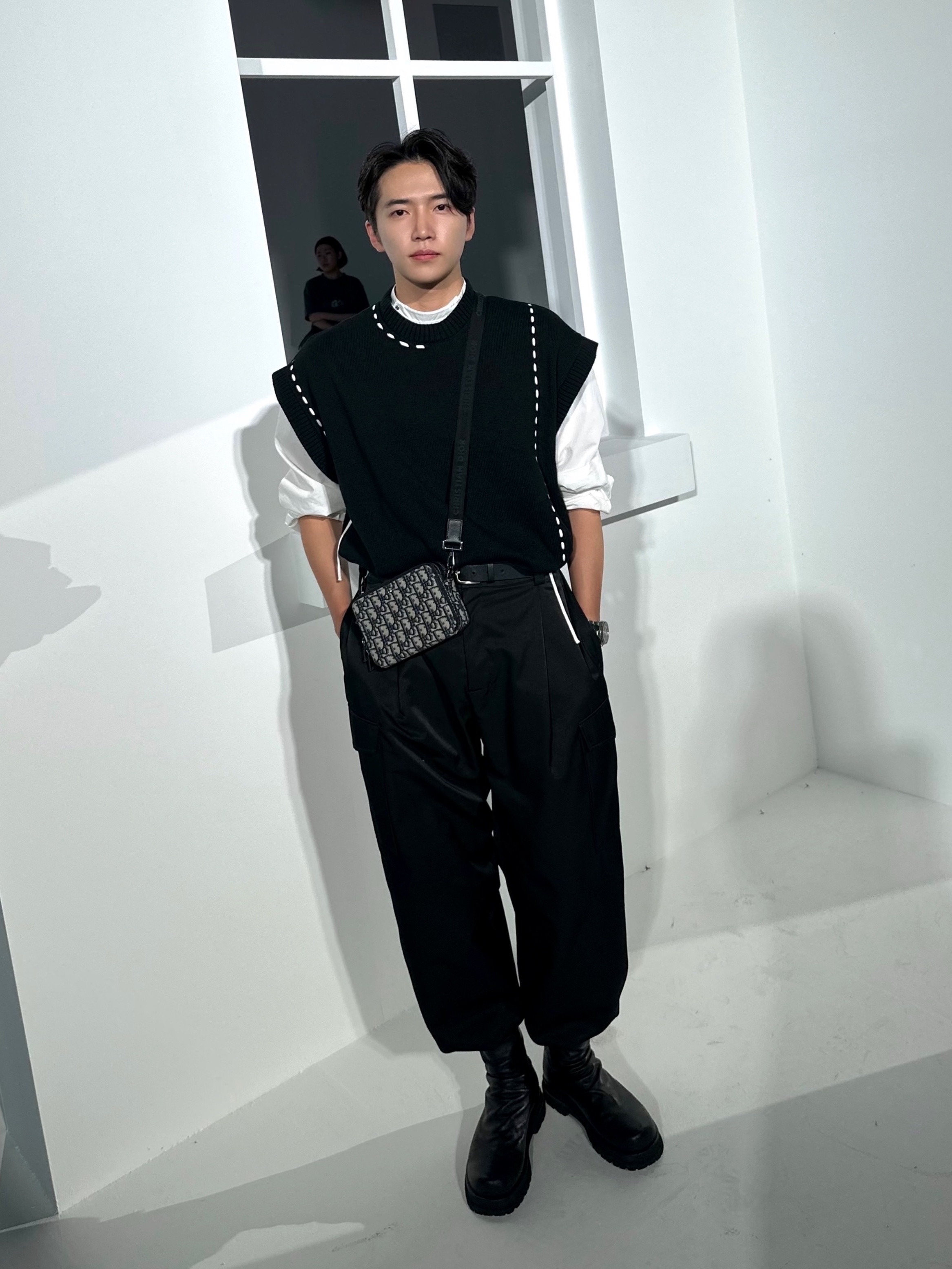 H&M x Mugler Double Breasted Poplin Shirt White, Dior Shoulder Strap Pouch Beige & Black Dior Oblique Jacquard 착용 스타일 - 2