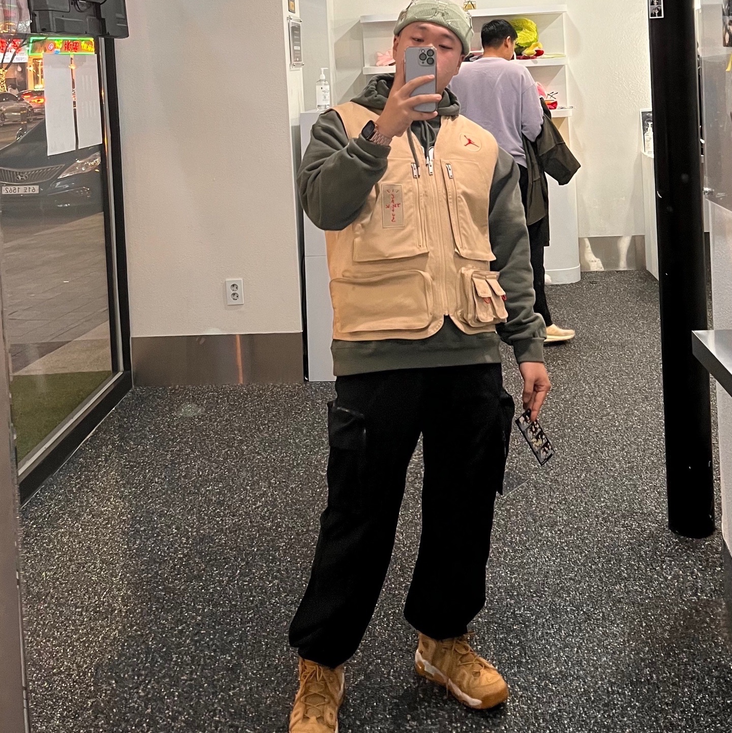 Nike Air More Uptempo Flax, Jordan x Travis Scott Utility Vest - Asia 착용 스타일