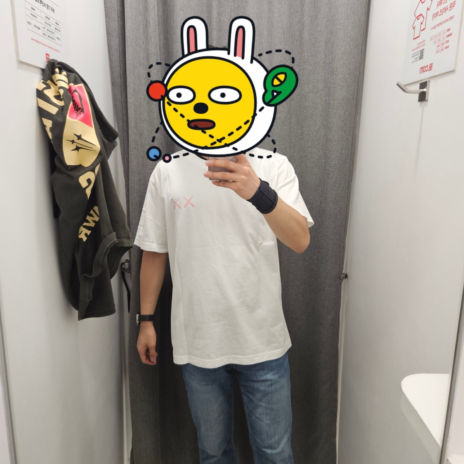 Uniqlo UT x Kaws Short Sleeve Graphic T-Shirt White 착용 스타일