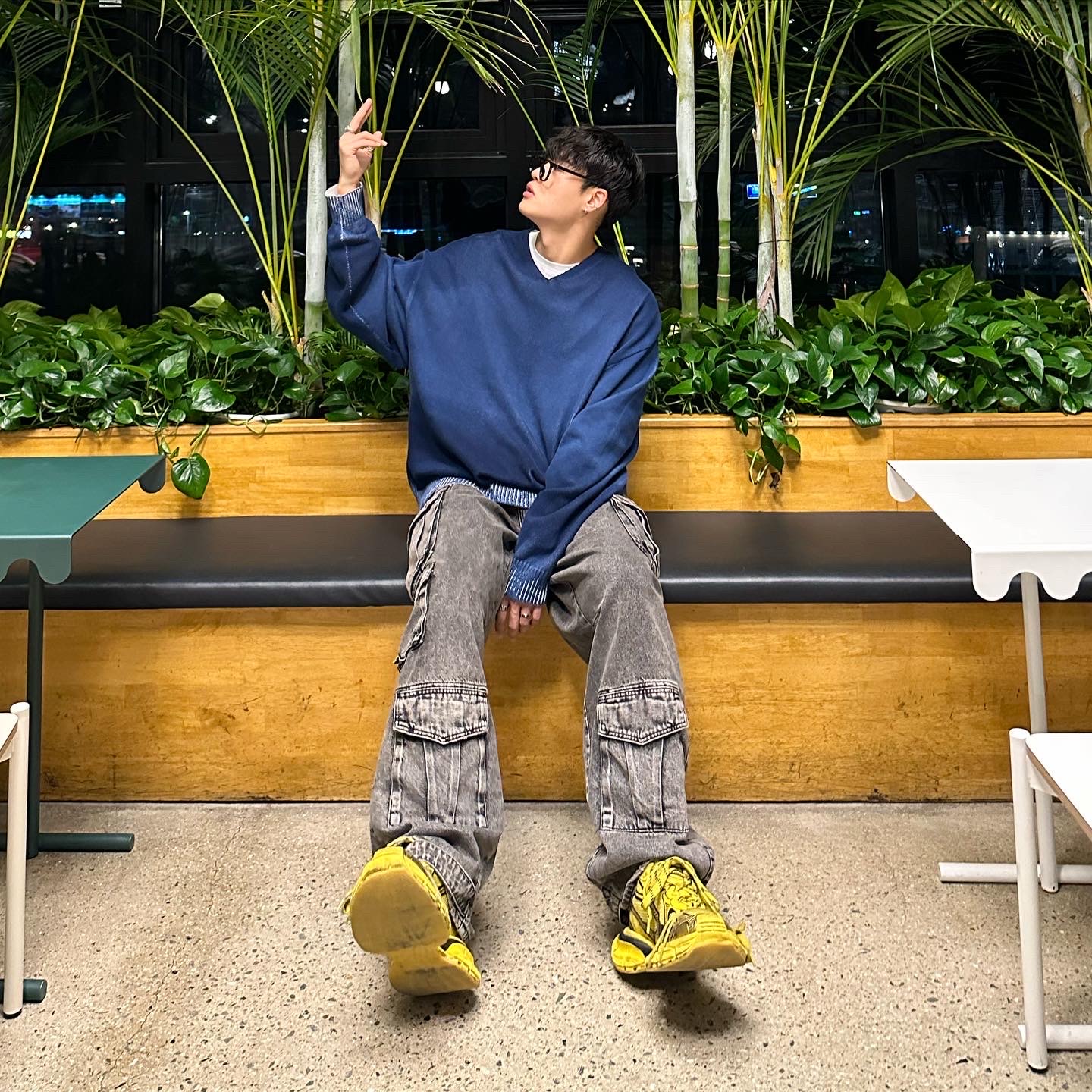 Balenciaga 3XL Sneakers Yellow Black 착용 스타일 - 2