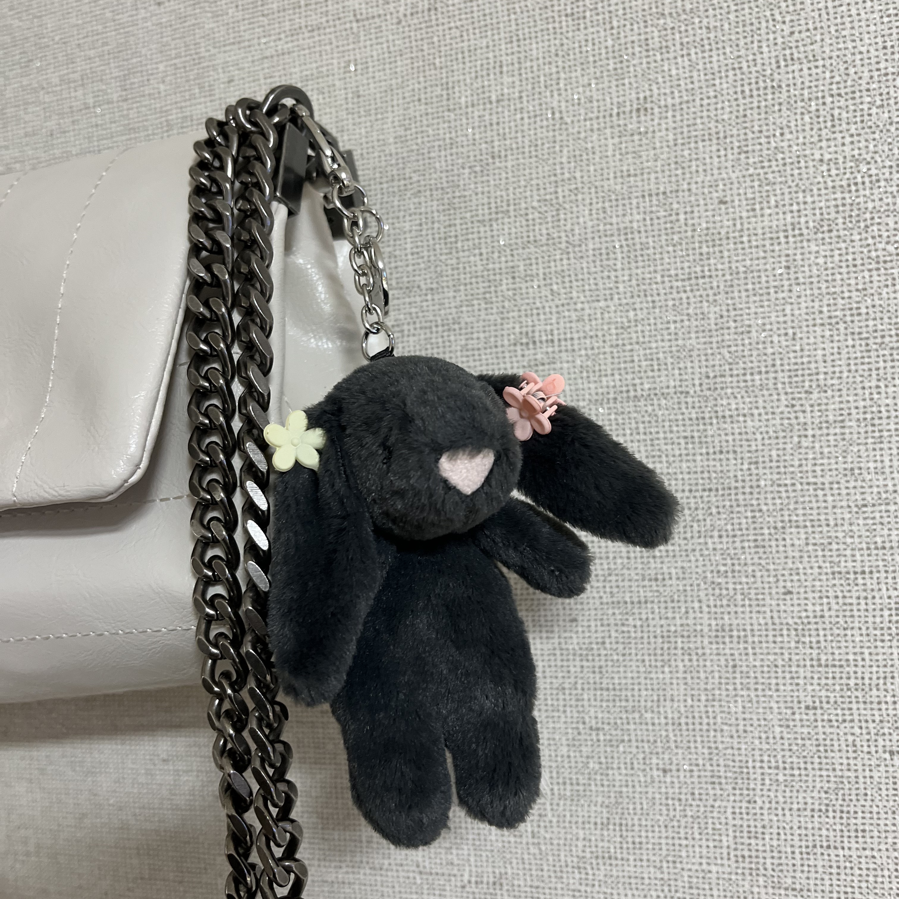 Jellycat Bashful Bunny Bag Charm Ink 착용 스타일