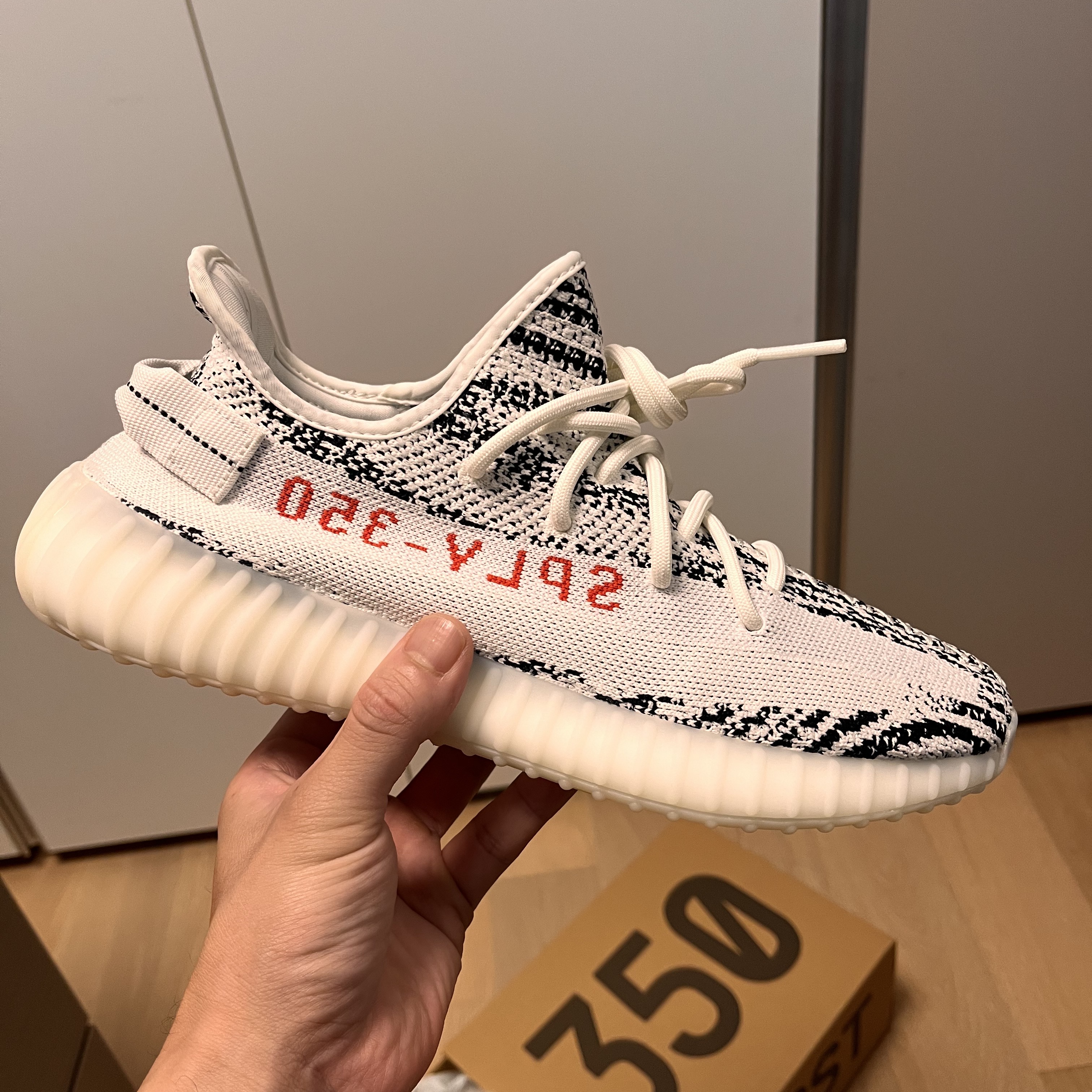 Adidas Yeezy Boost 350 V2 Zebra 2022/2023 착용 스타일