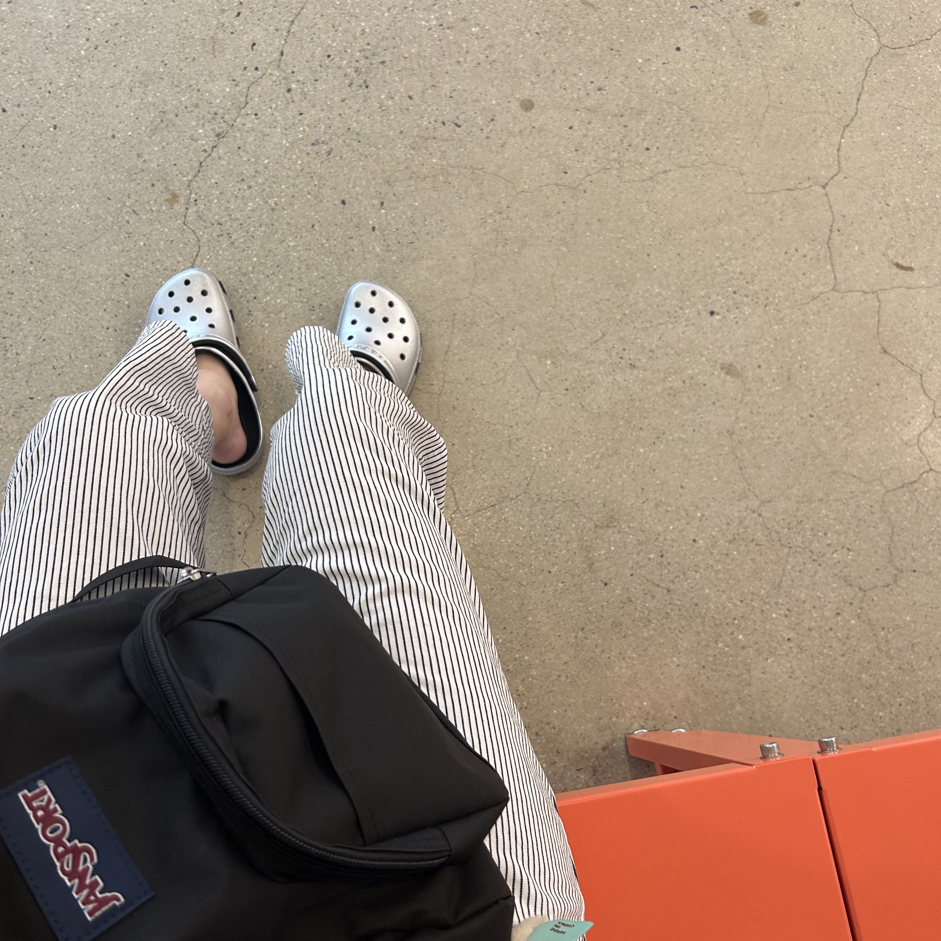 Crocs Classic Metallic Clog Silver, Jansport Half Pint Mini Backpack Black 착용 스타일