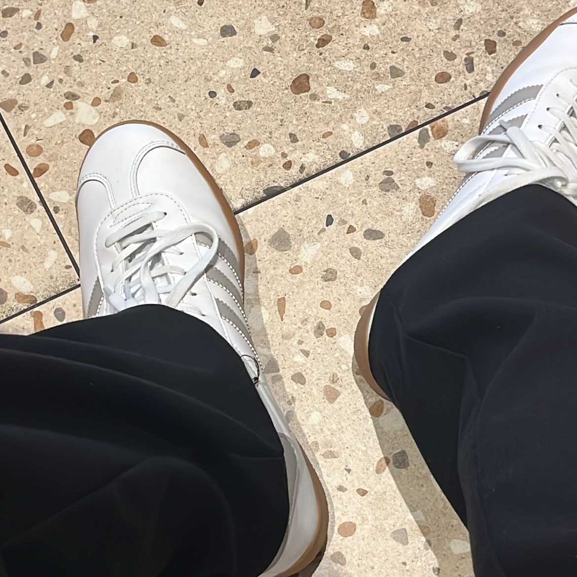 Adidas Gazelle White Grey 착용 스타일