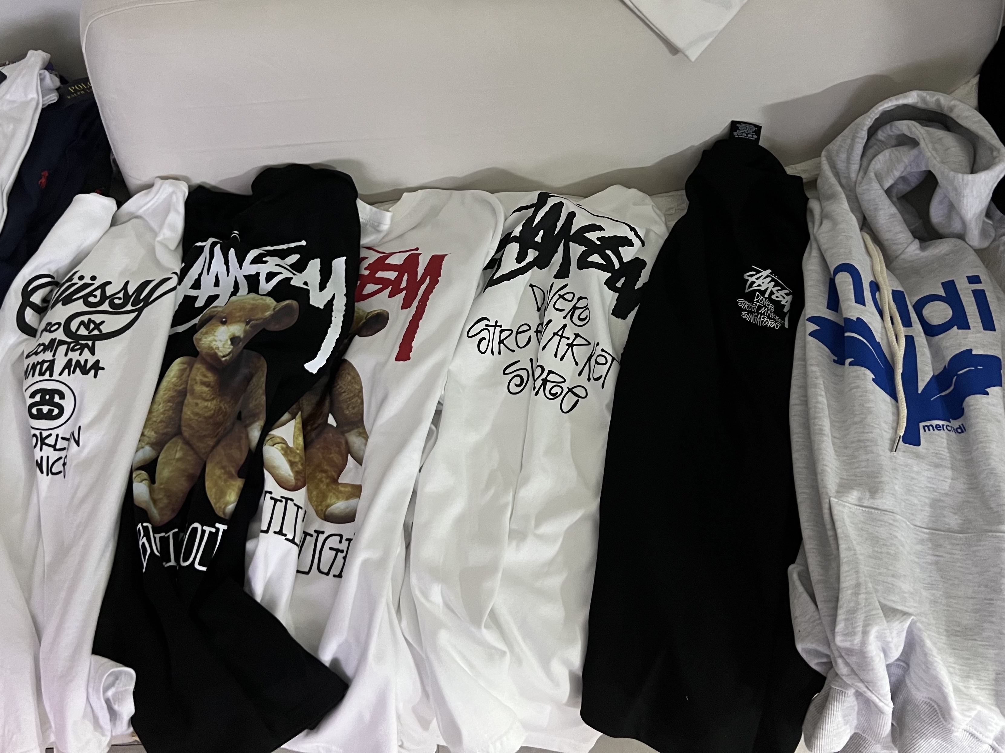 Stussy Built Tough T-Shirt Black, Stussy ITP Flower T-Shirt White 착용 스타일