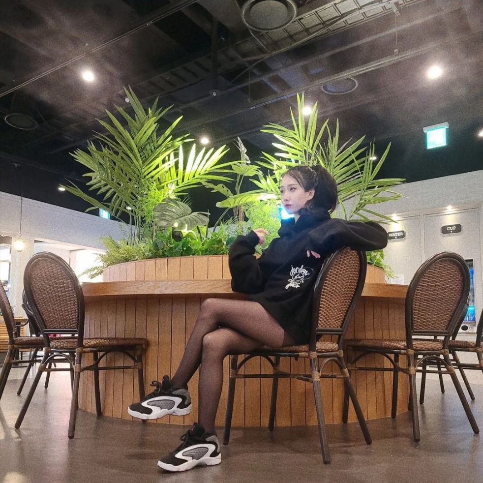 Jordan x Travis Scott x Fragment Hoodie Black (DJ0616-010), (W) Air Jordan OG UNC 2020 White 착용 스타일