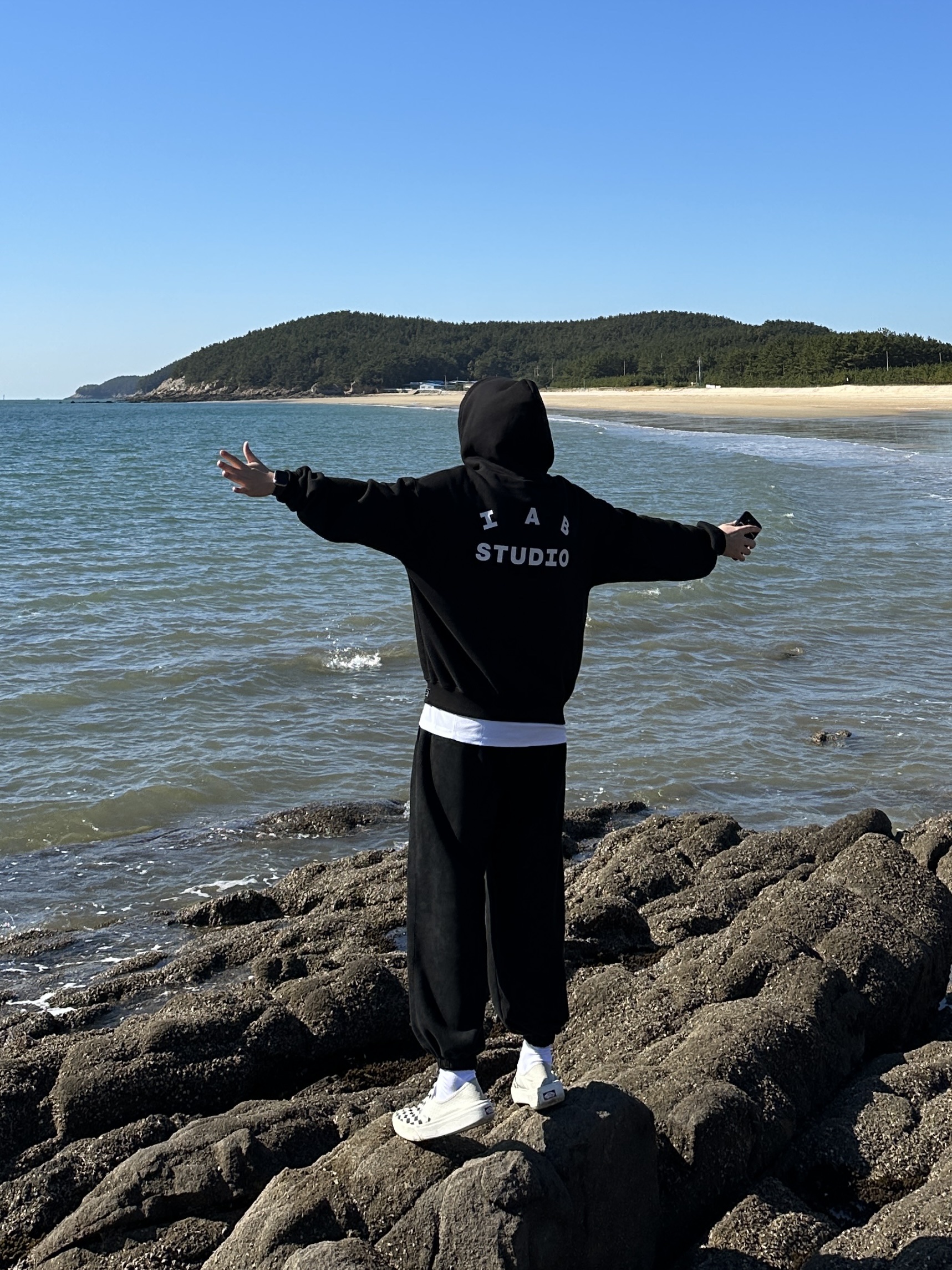 IAB Studio Hoodie Black White 착용 스타일 - 3