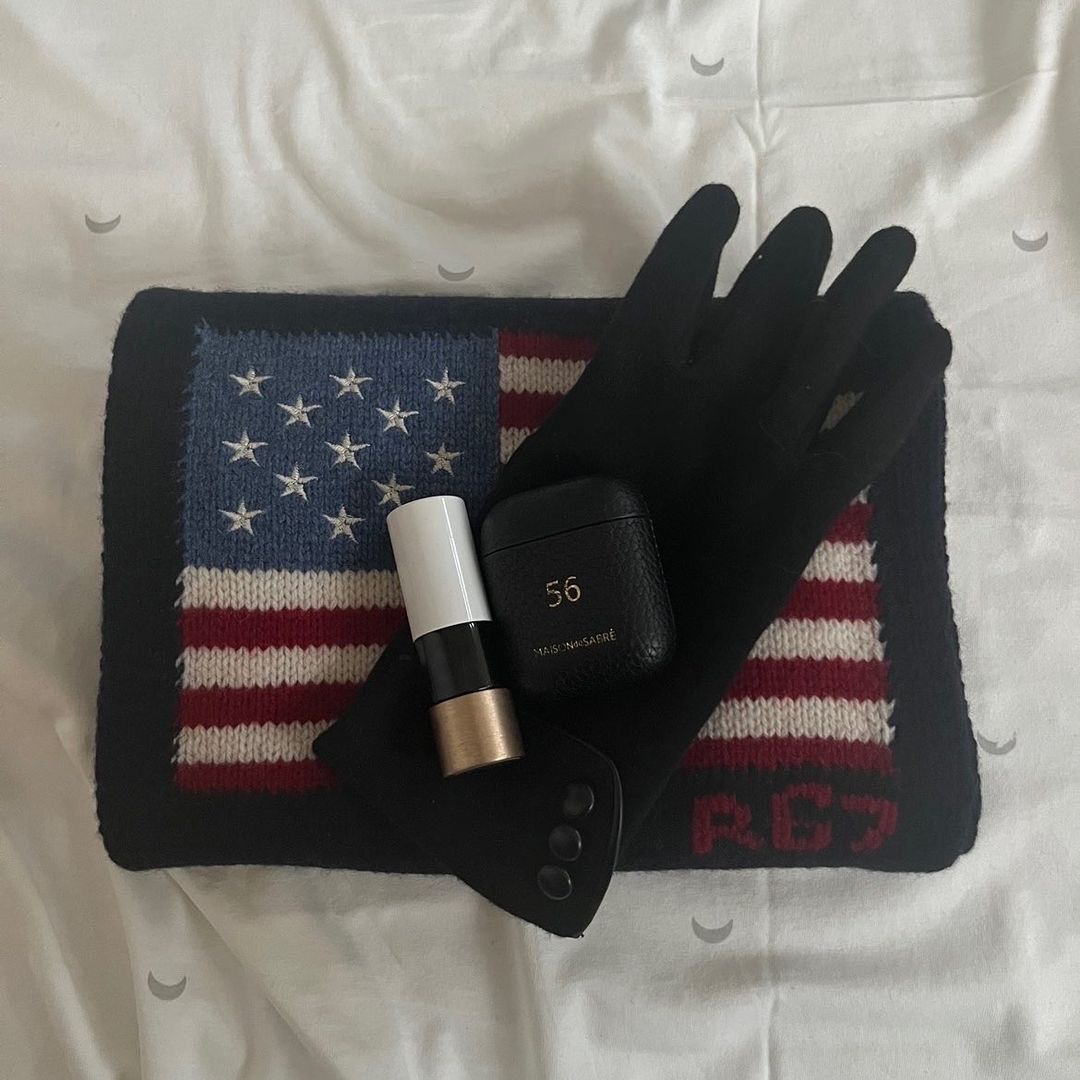 [KREAM 단독] Maison de Sabre AirPods Case 3 Black Caviar, [KREAM 단독] Maison de Sabre AirPods Case Pro Black Caviar 착용 스타일 - 1
