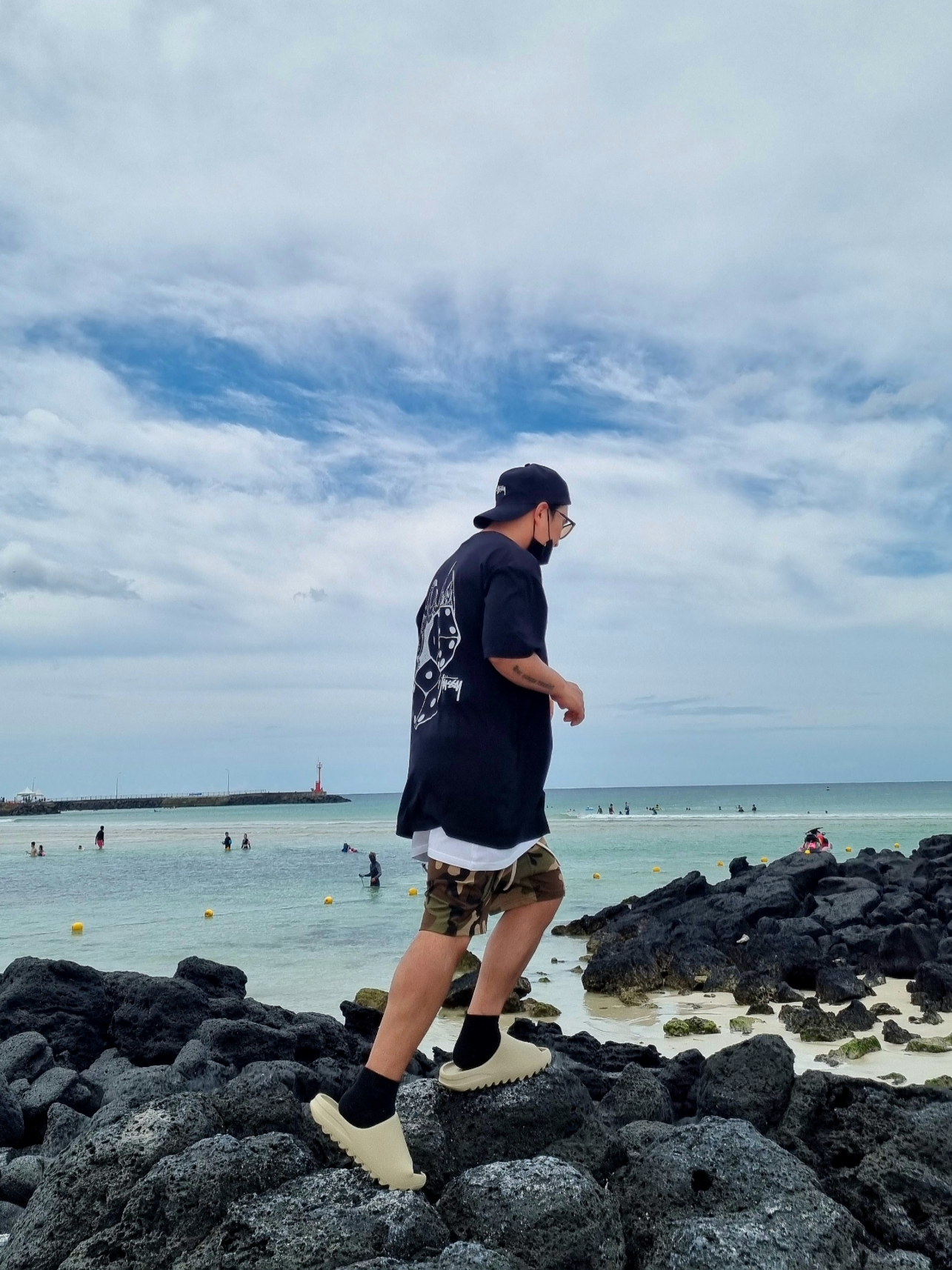 Stussy Fire Dice T-Shirt Black, Adidas Yeezy Slide Pure - Re-Release Ver. 착용 스타일