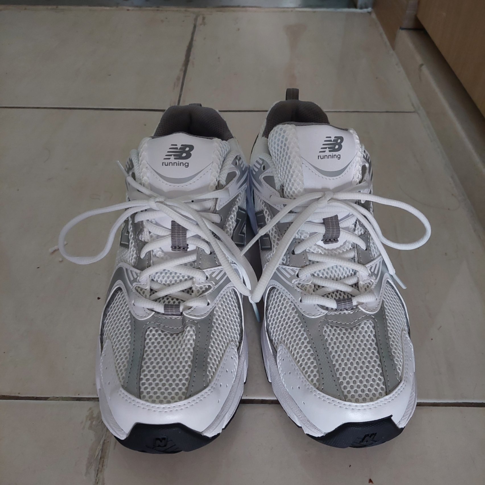 New Balance 530 White Silver 착용 스타일 - 2