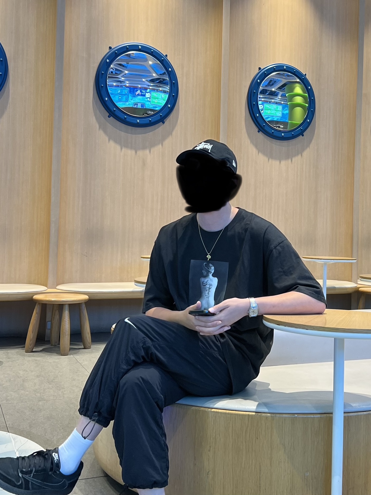 Stussy Basic New Era 9Twenty Basic Strapback Black, Stussy Le Violon Pigment Dyed T-Shirt Black 착용 스타일 - 2