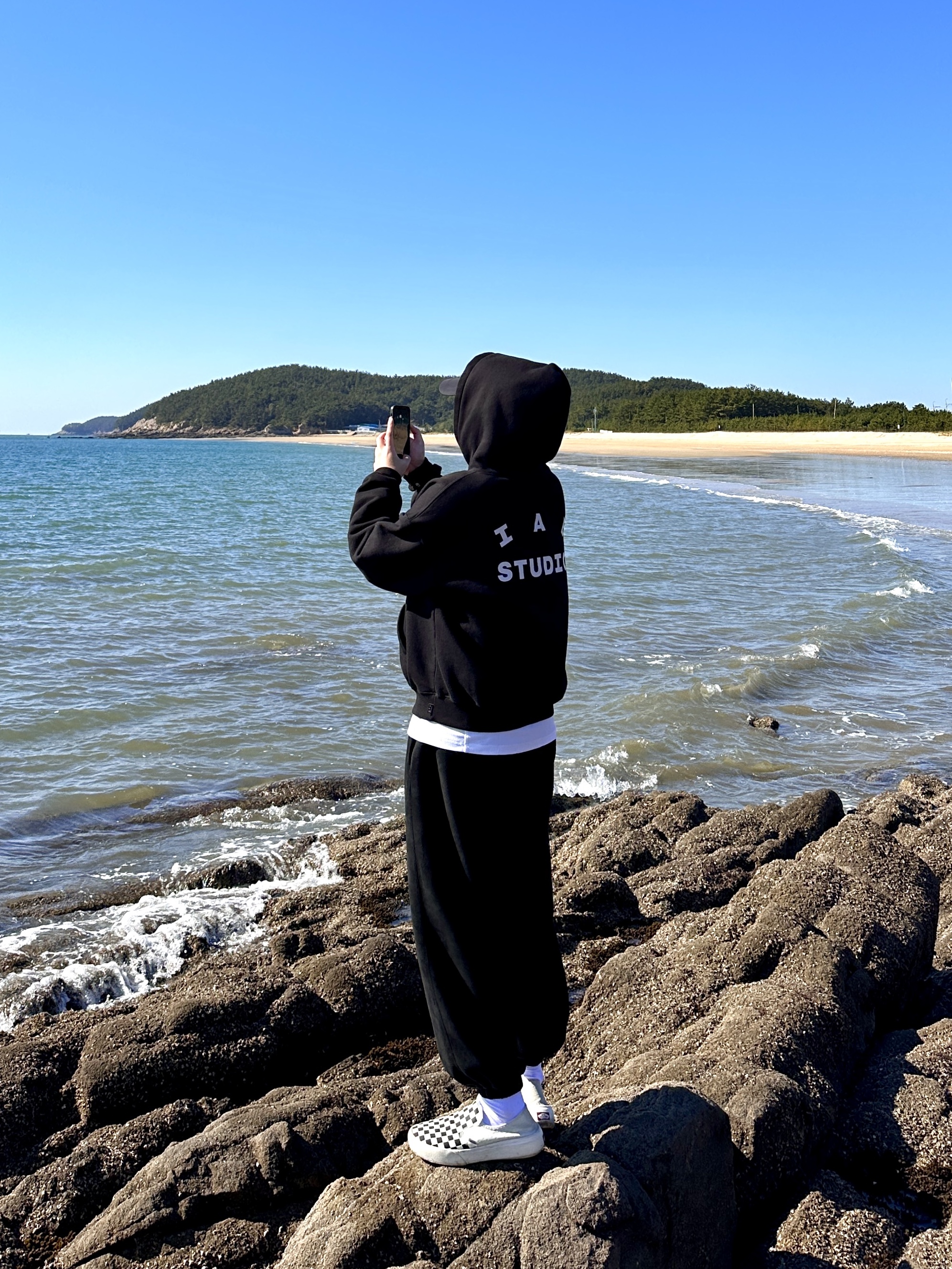 IAB Studio Hoodie Black White 착용 스타일 - 1