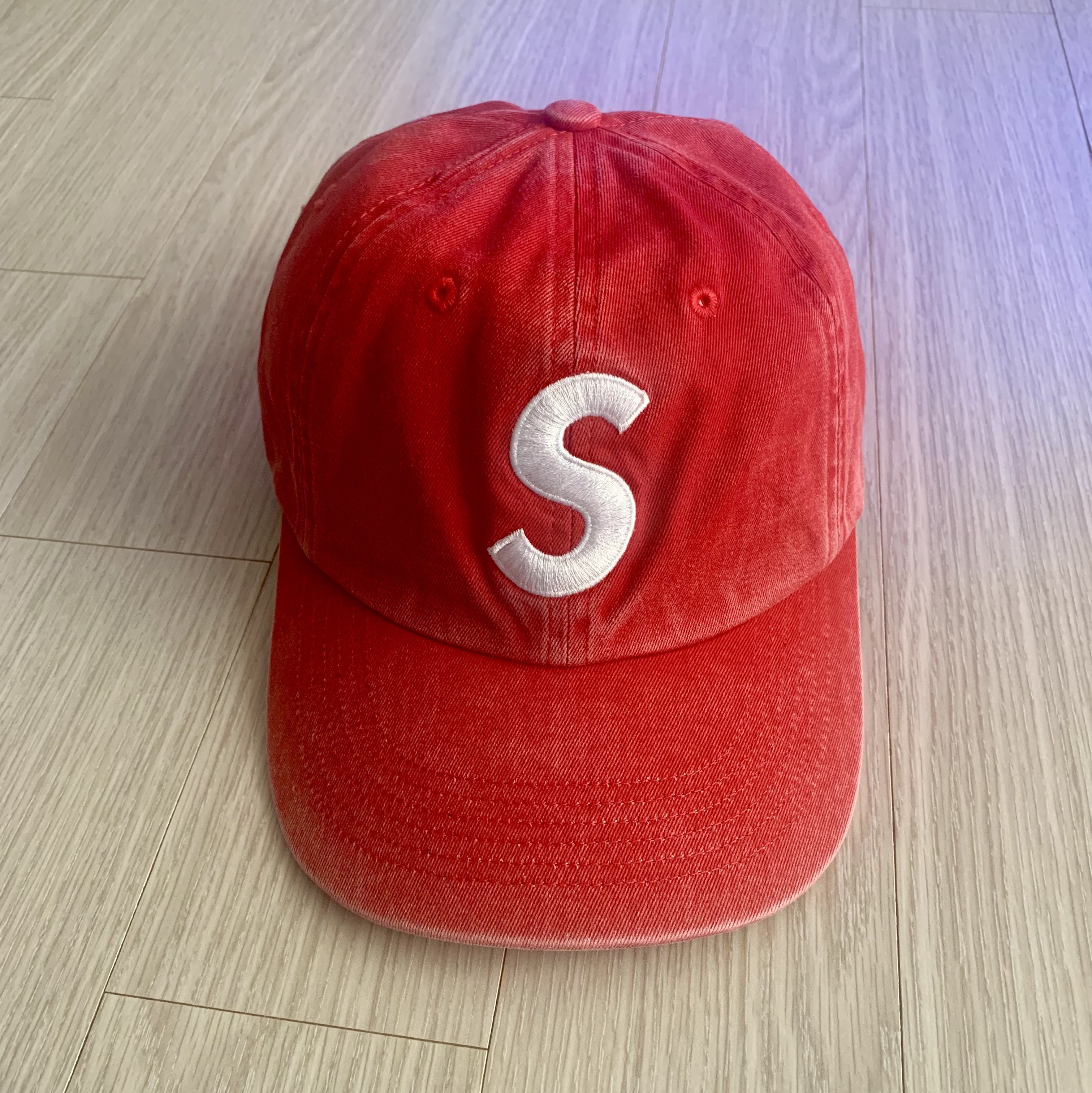 Supreme Pigment Print S Logo 6-Panel Red - 23FW 착용 스타일 - 1