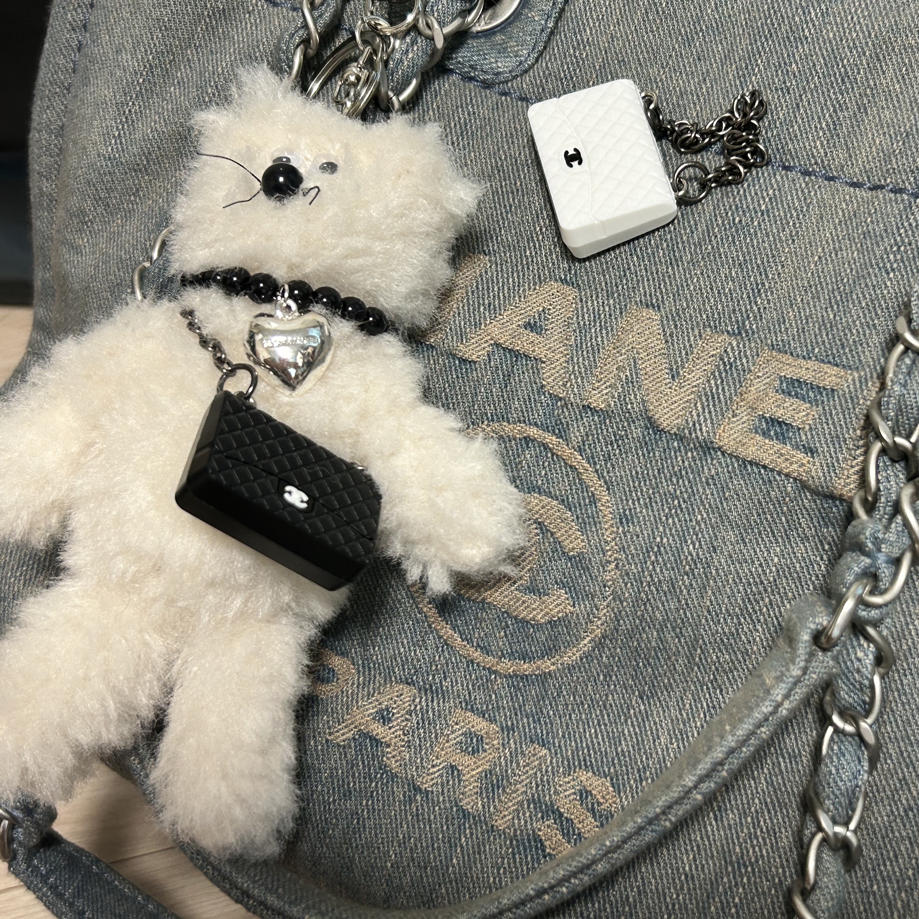 [KREAM 단독] Monamhee Creami Keyring Cream, Chanel Small Shopping Bag Washed Denim & Silver Light Blue 착용 스타일 - 1