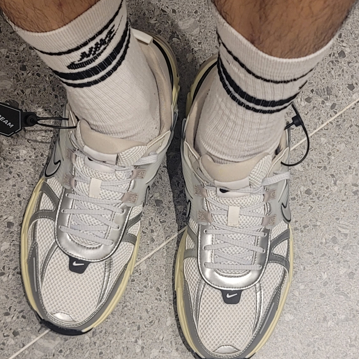 Nike V2K Run Summit White Metallic Silver 착용 스타일 - 2