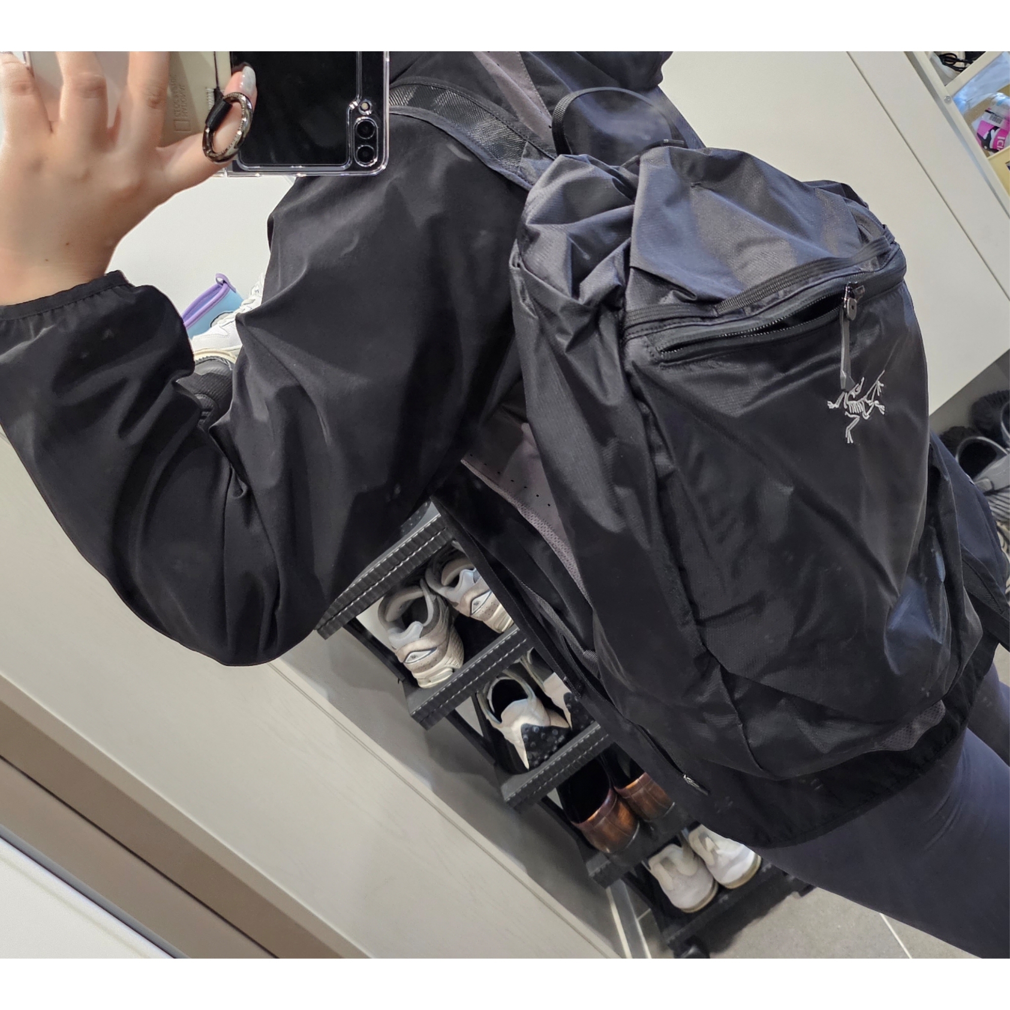Arc'teryx Heliad 10 Backpack Black, Sansan Gear Running Jacket Black - 23SS 착용 스타일 - 1