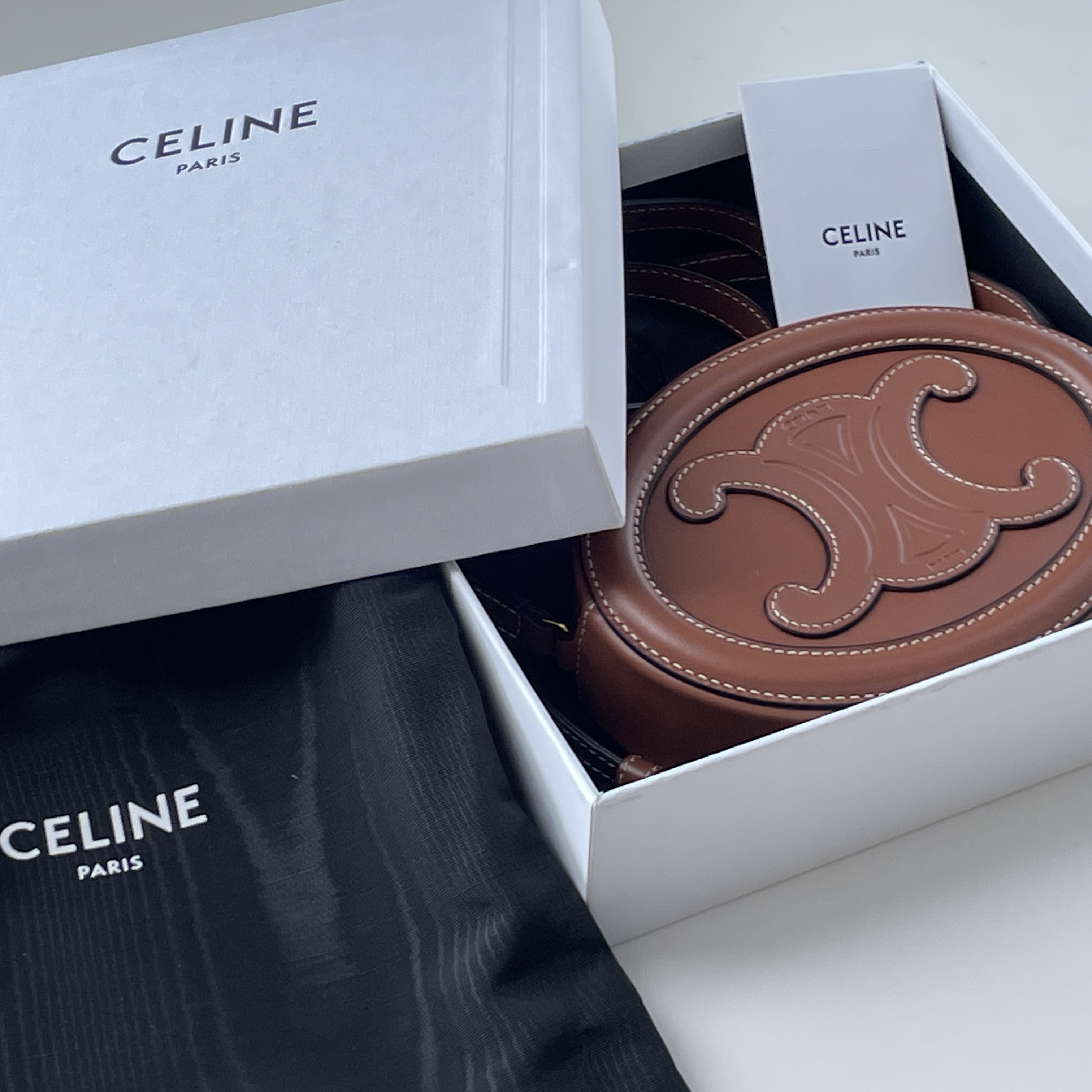 Celine Crossbody Oval Purse Cuir Triomphe in Smooth Calfskin Tan 착용 스타일