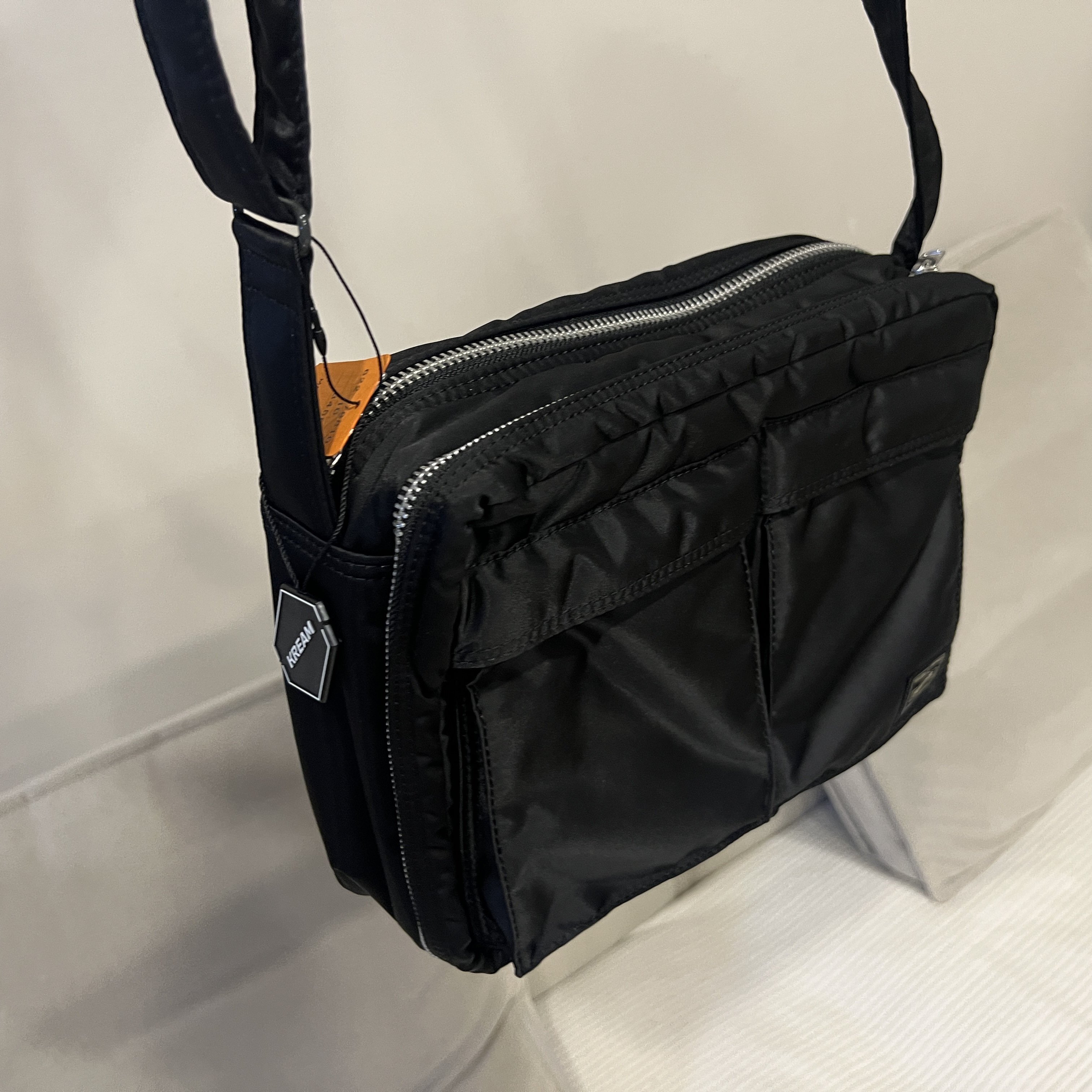 Porter Tanker Shoulder Bag L Black 착용 스타일 - 1