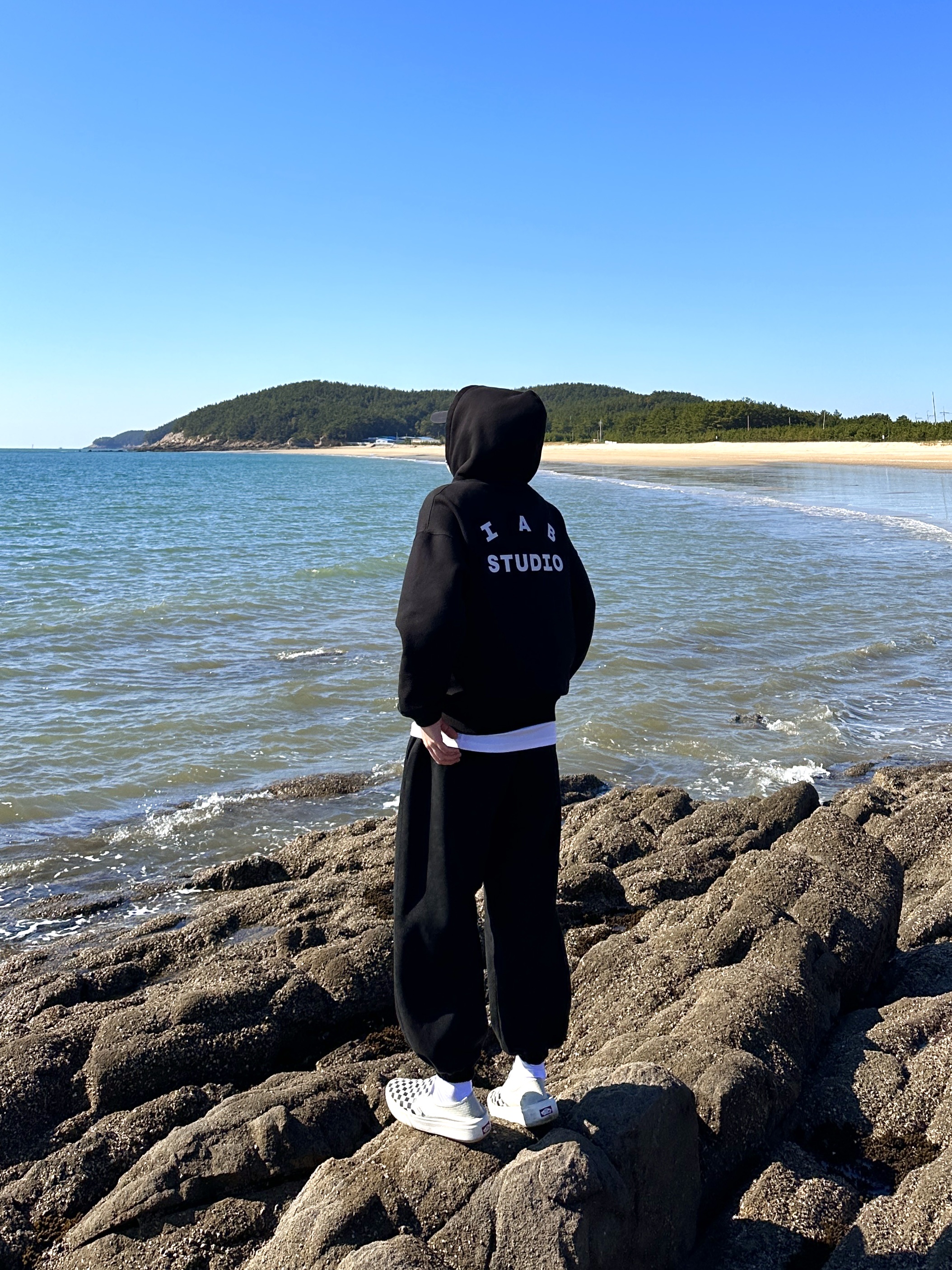 IAB Studio Hoodie Black White 착용 스타일 - 2