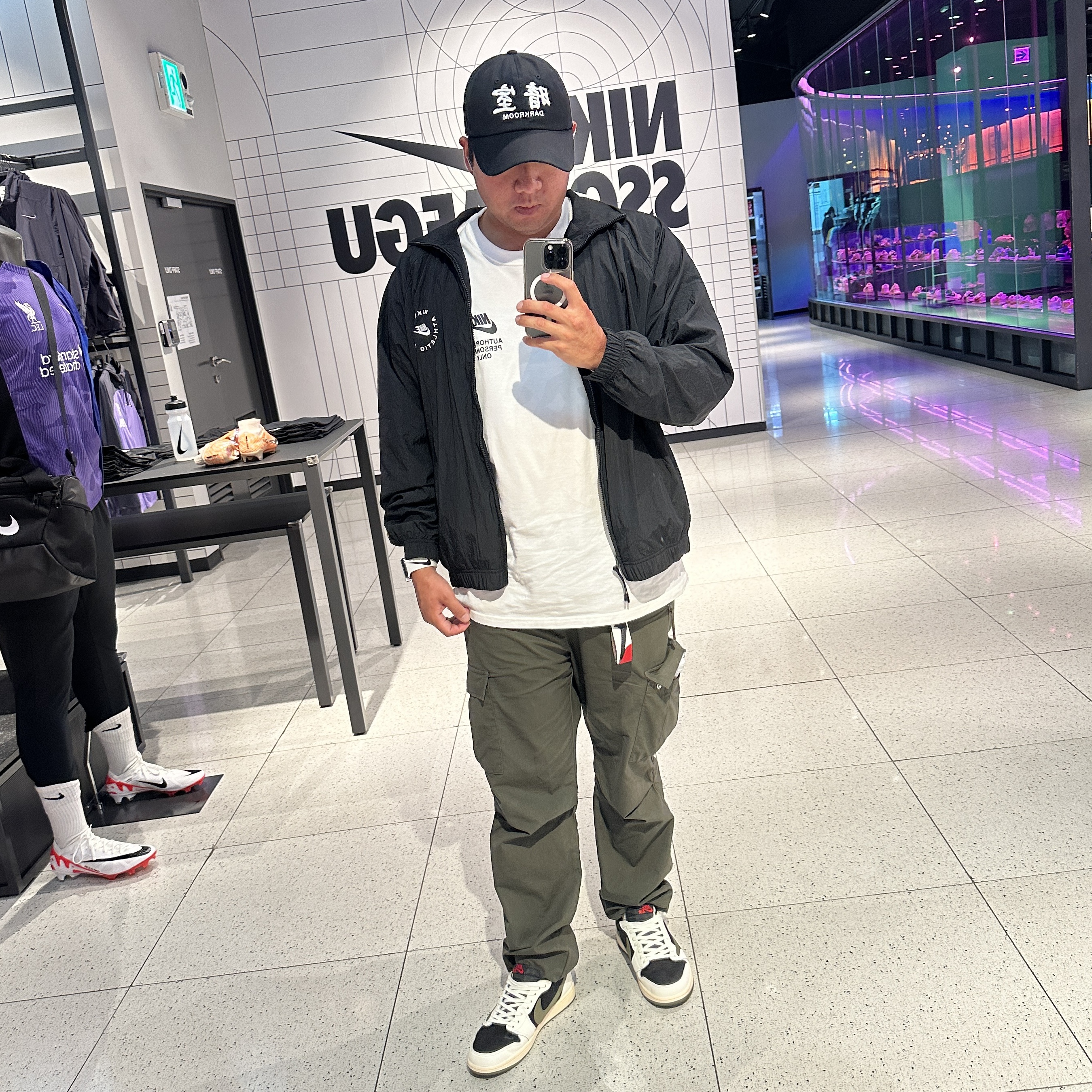 Darkr8m Studio White Logo Cap, (W) Jordan 1 x Travis Scott Retro Low OG SP Medium Olive 착용 스타일