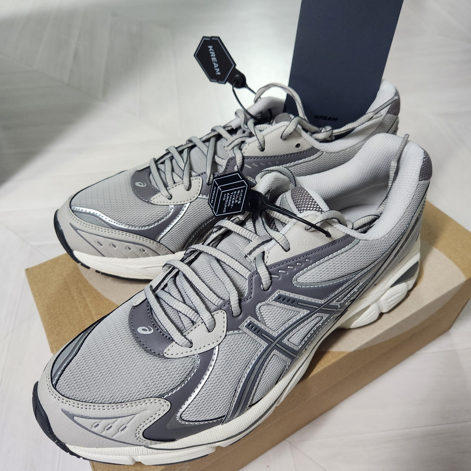 Asics GT-2160 Oyster Grey Carbon 착용 스타일 - 1