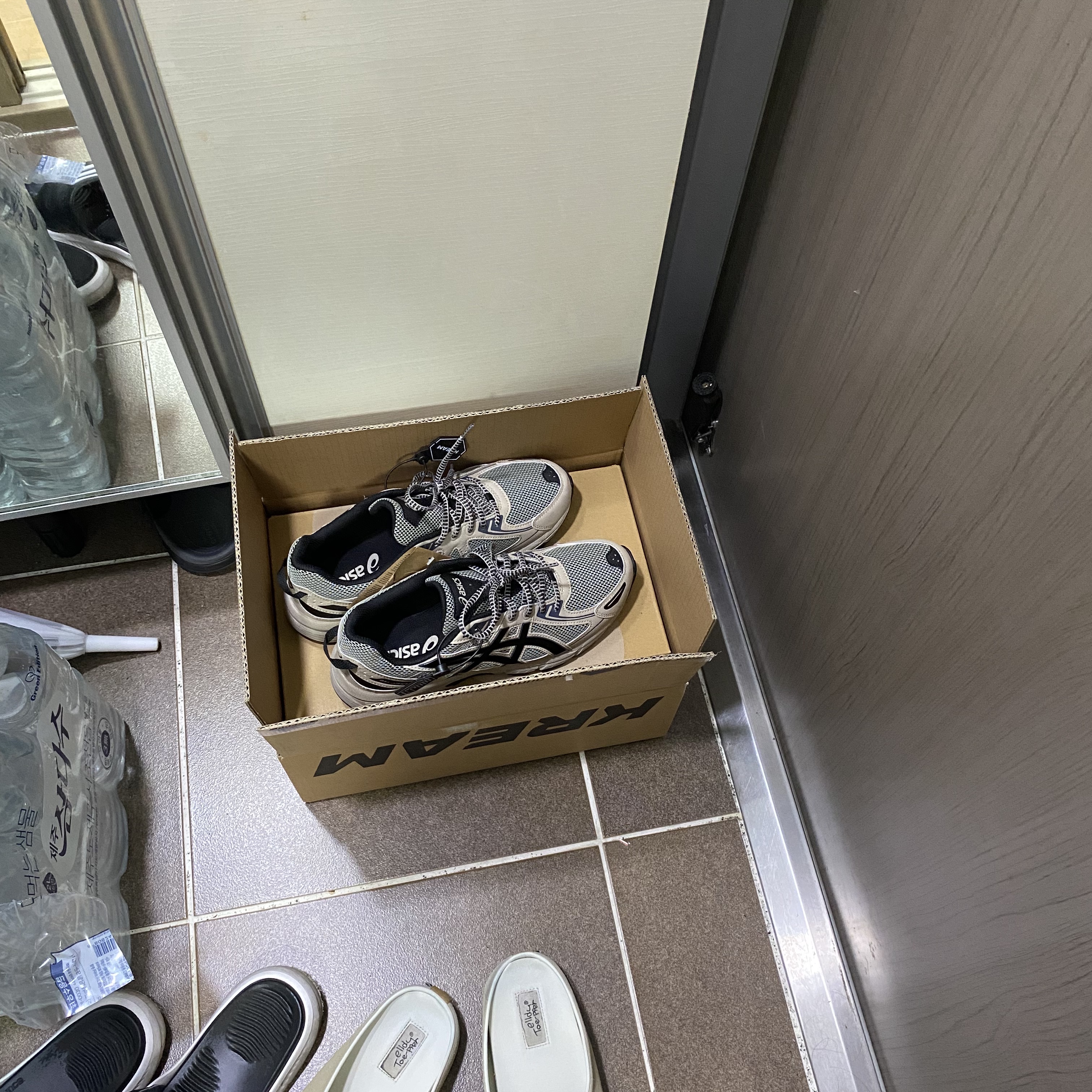 Asics Gel-Venture 6 Feather Grey Black 착용 스타일