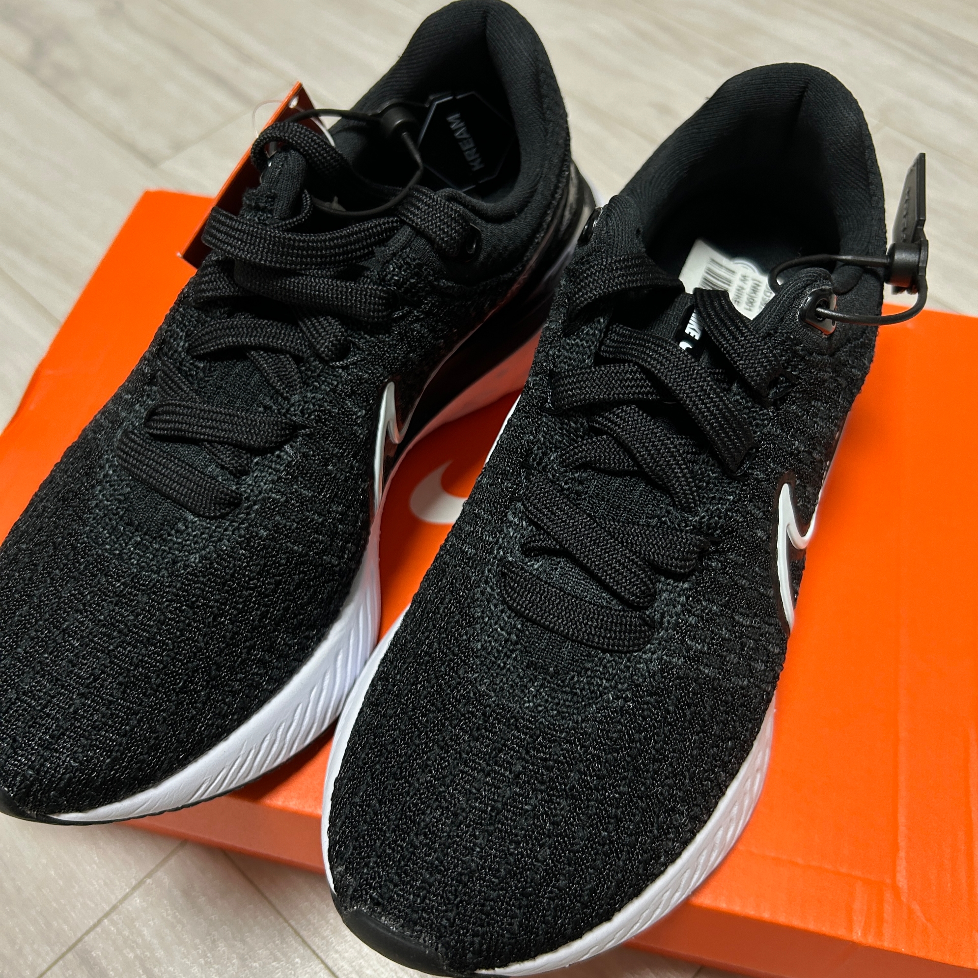 (W) Nike React Infinity Run Flyknit 3 Black White 착용 스타일 - 1