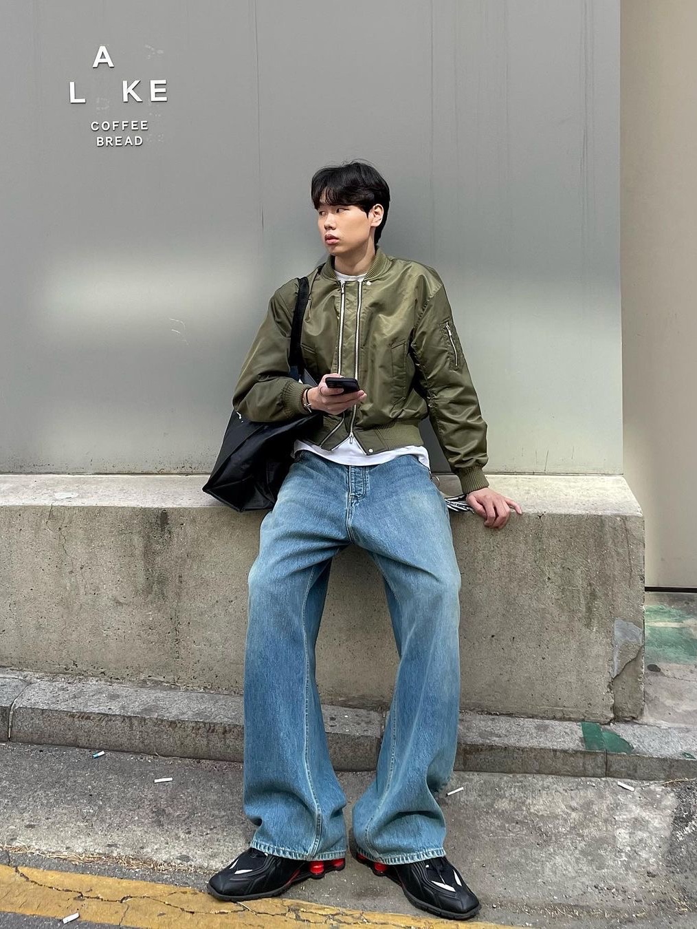 [KREAM 단독] STU Double Way Short Bomber Khaki, [KREAM 단독] STU Double Way Short Bomber Black 착용 스타일 - 2