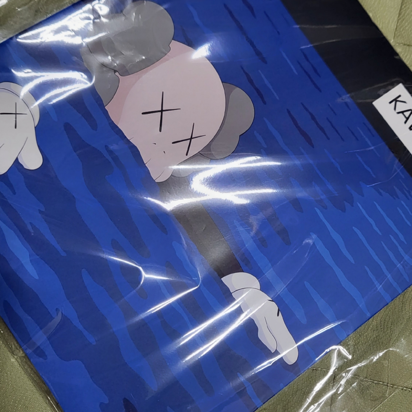 Uniqlo UT x Kaws Artbook 착용 스타일