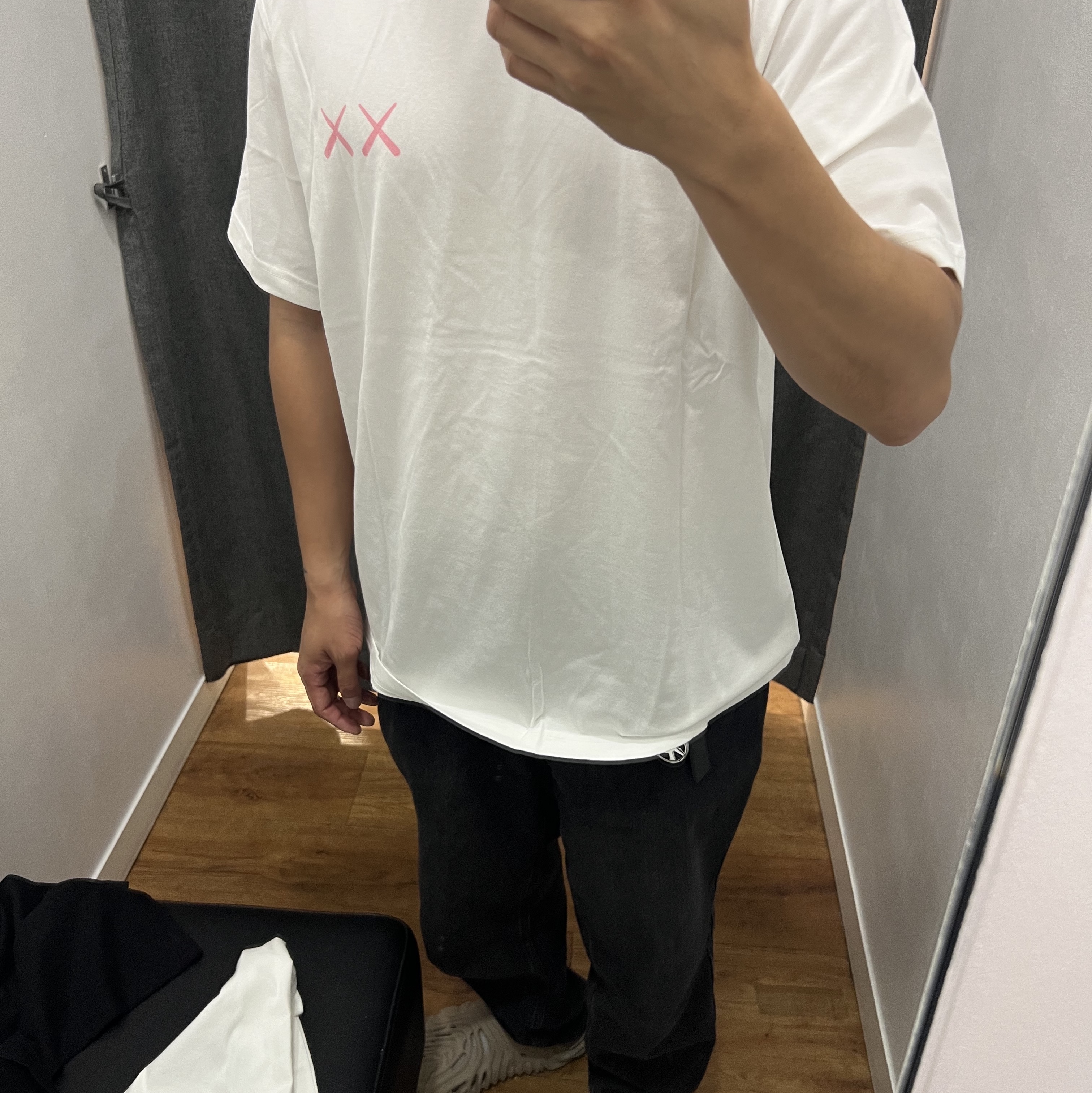 Uniqlo UT x Kaws Short Sleeve Graphic T-Shirt White 착용 스타일