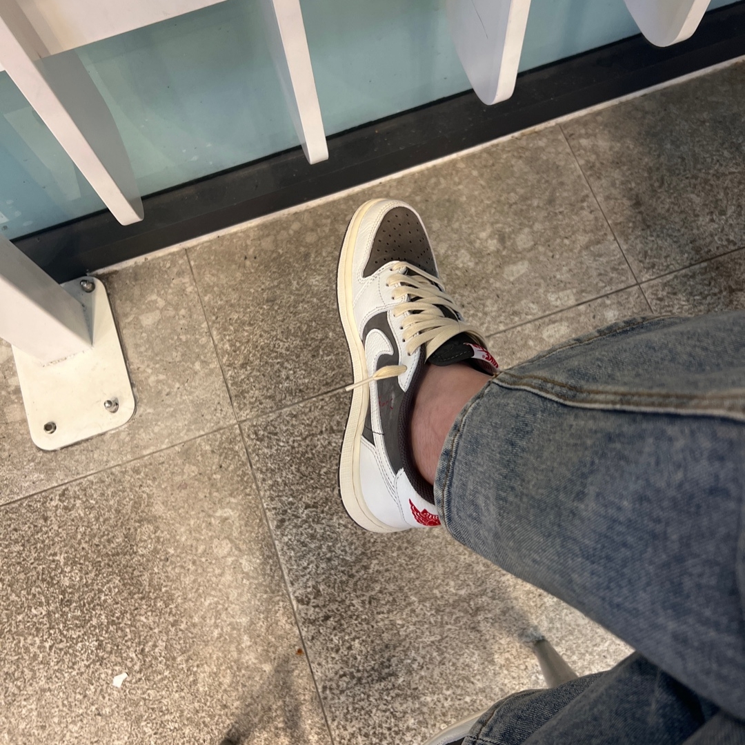 Jordan 1 x Travis Scott Retro Low OG SP Sail and Ridgerock 착용 스타일