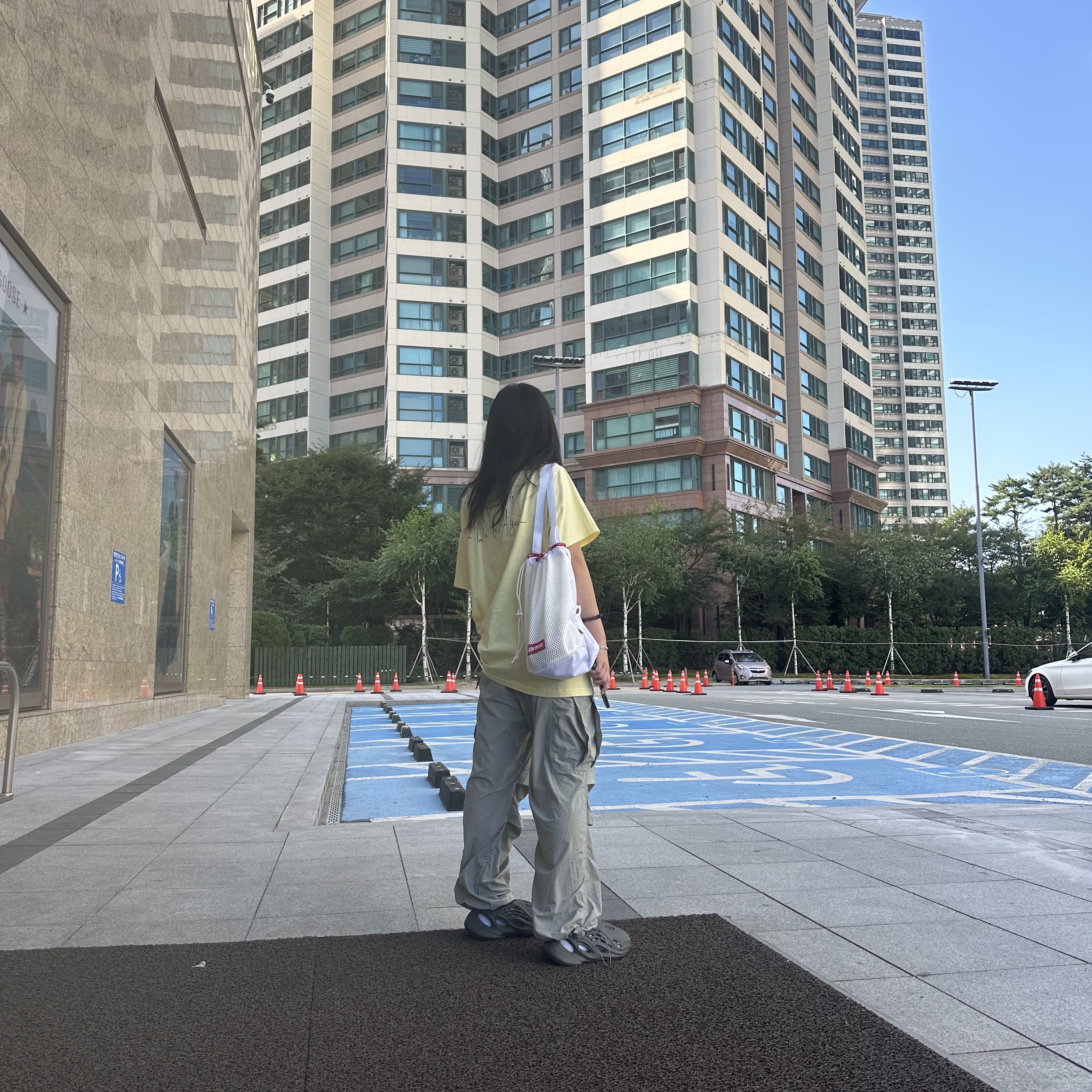 Oakley x Fragment Frogskins Yellow Polished Black Frame Prizm Grey Lenses Low Bridge Fit, Supreme Mesh Small Backpack White - 23SS 착용 스타일 - 2