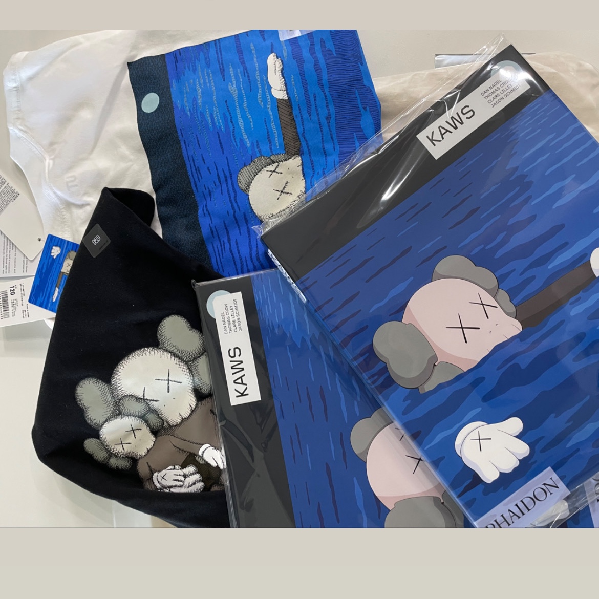 Uniqlo UT x Kaws Artbook 착용 스타일 - 1