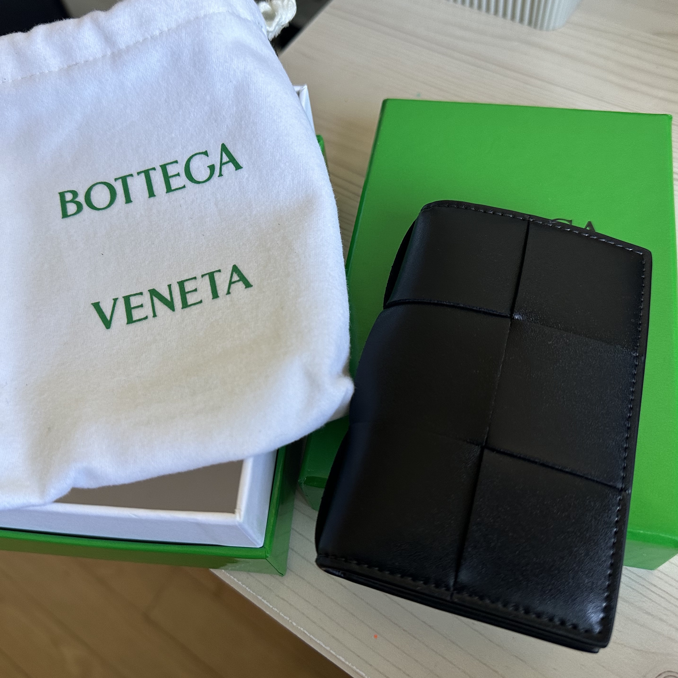Bottega Veneta Flap Card Case Black 착용 스타일