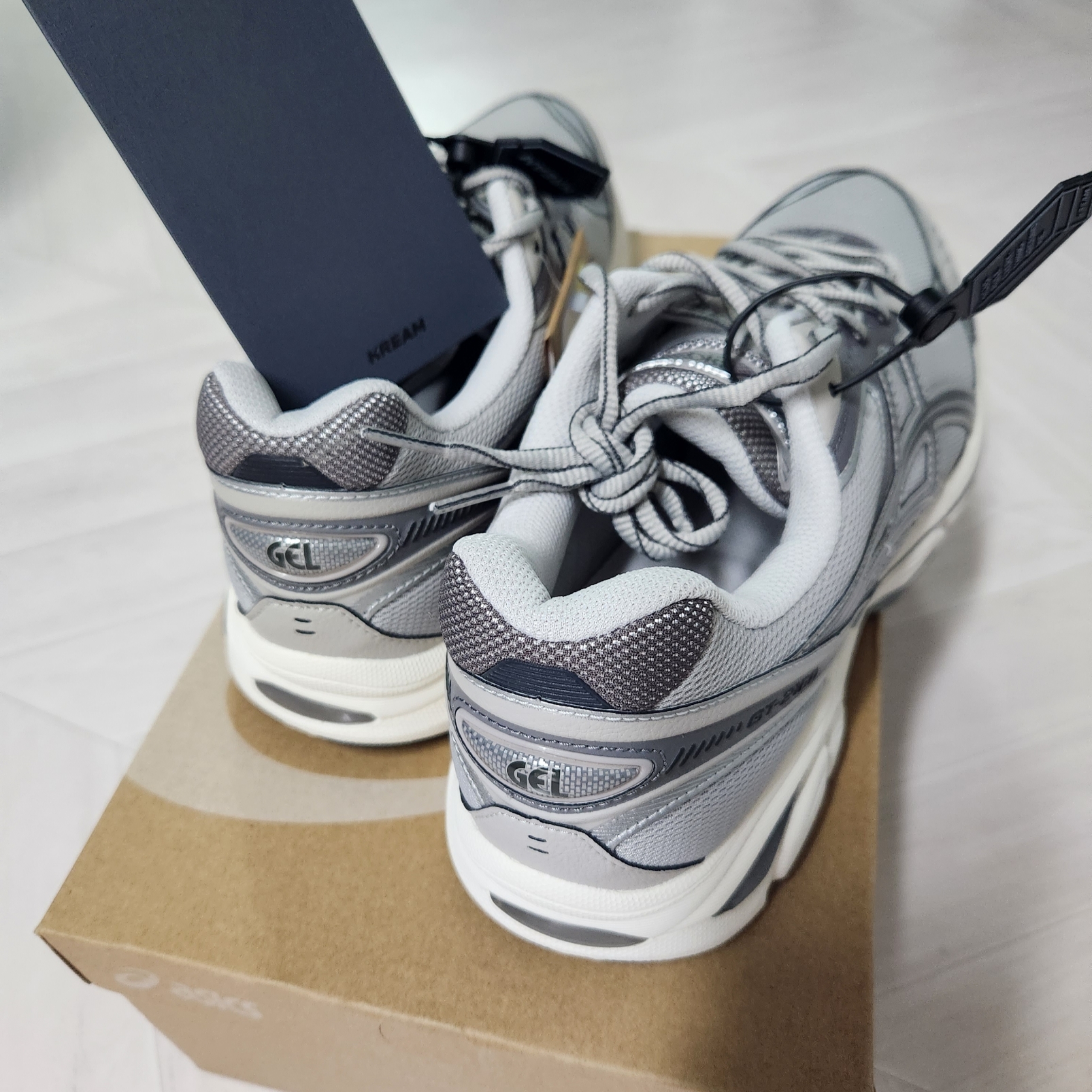 Asics GT-2160 Oyster Grey Carbon 착용 스타일 - 2