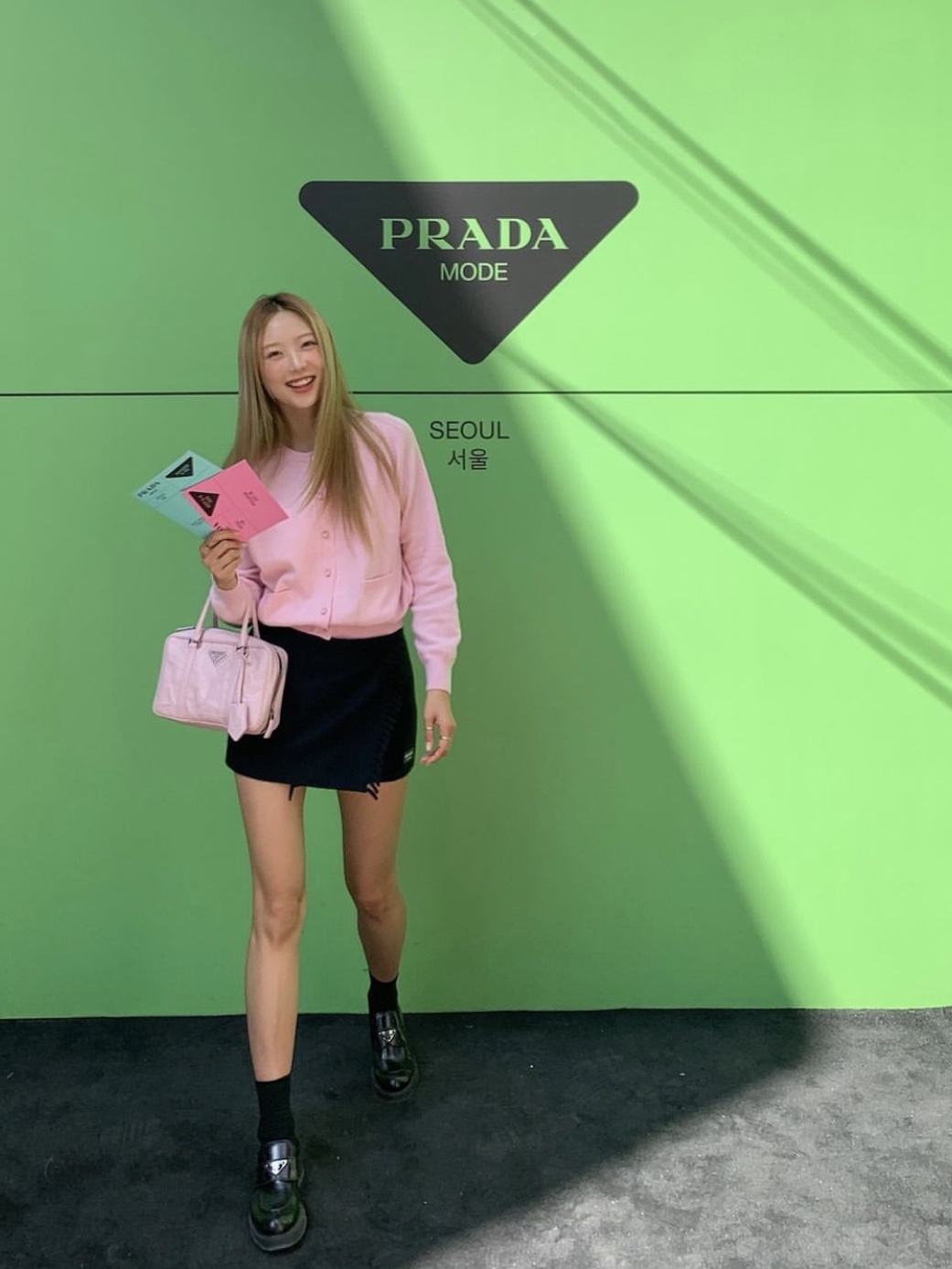 Prada Chocolate Brushed Leather Loafers Black, Prada Medium Antique Nappa Leather Top Handle Bag Alabaster Pink 착용 스타일