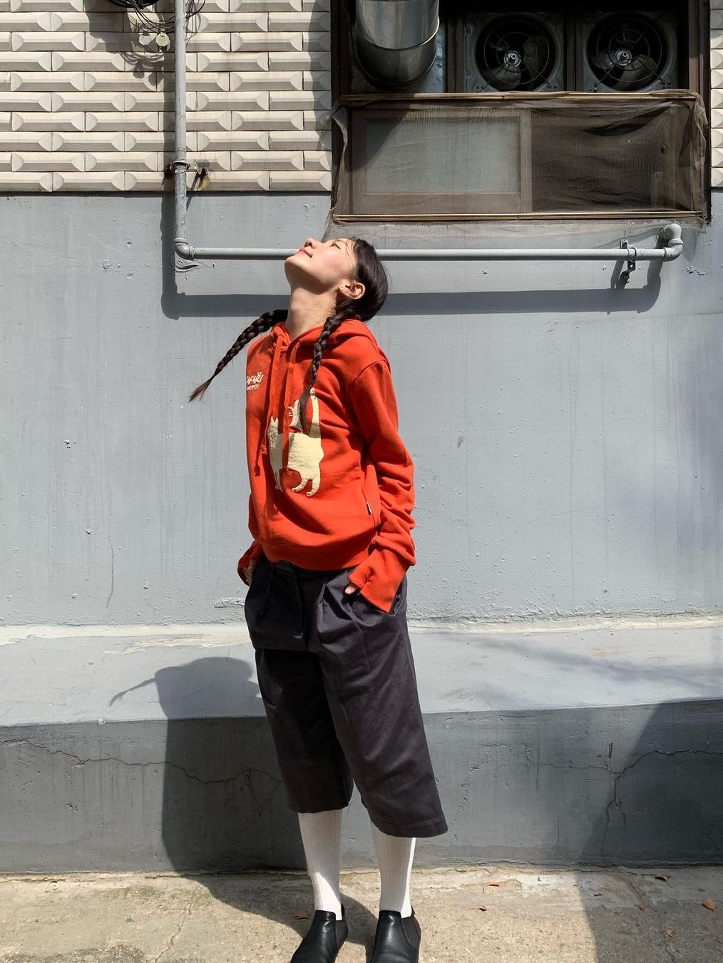 Safarispot Women 1/2 Cathy and Brook Story Glove Hoodie Orange 착용 스타일