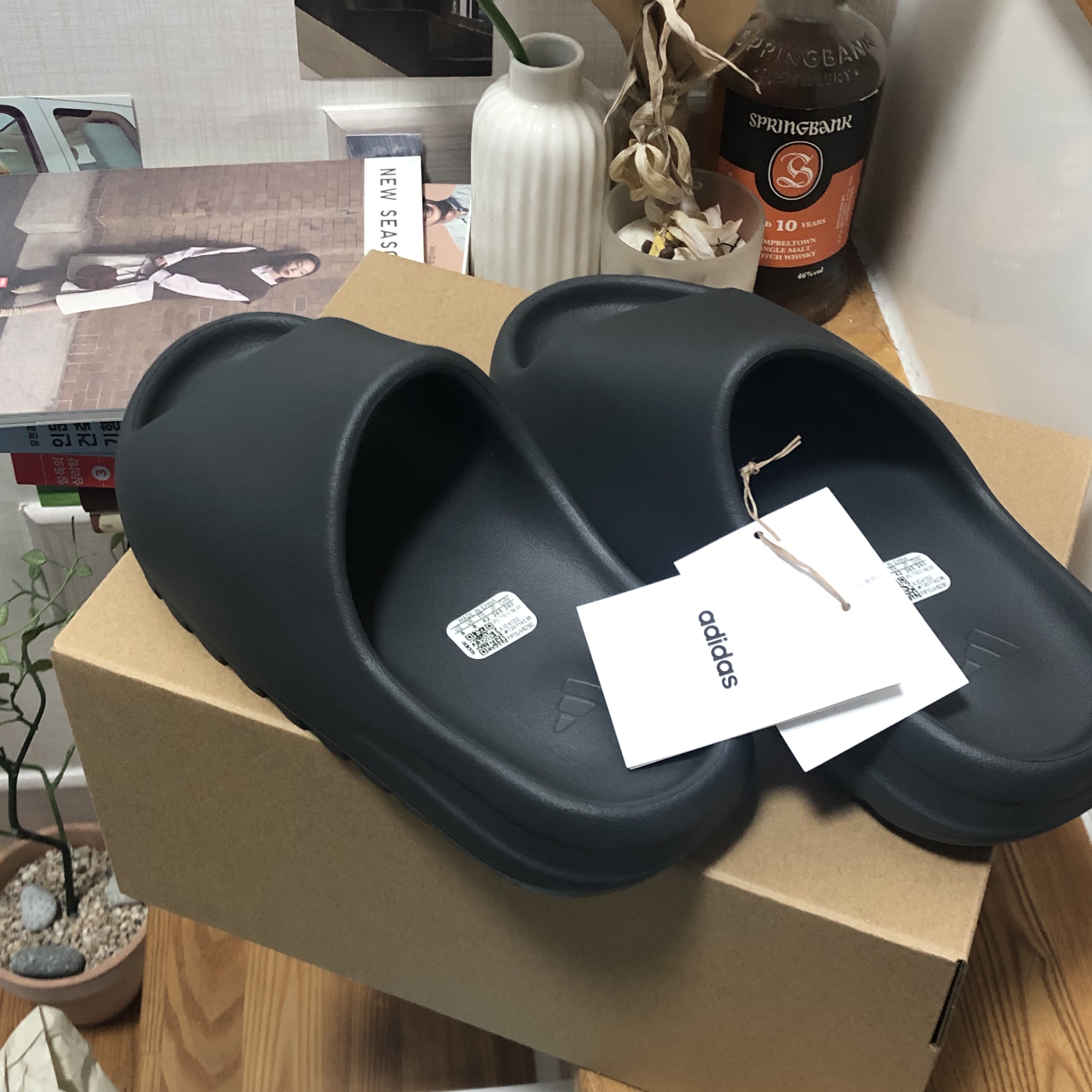 Adidas Yeezy Slide Granite 착용 스타일