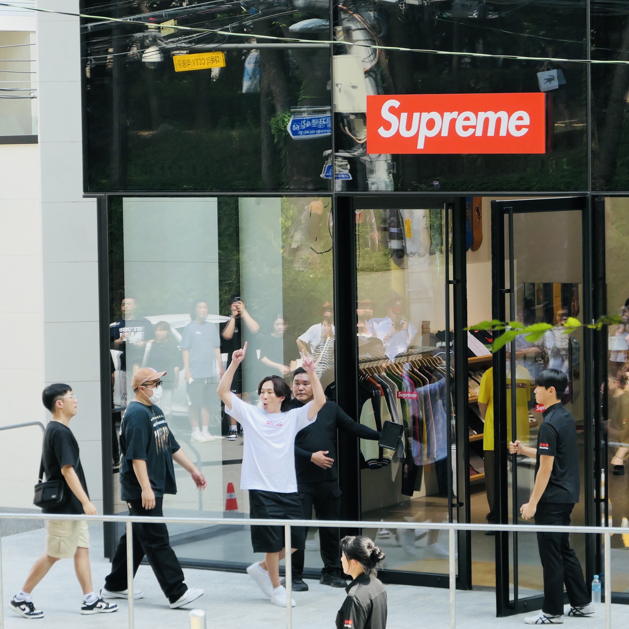 Supreme Swarovski Box Logo T-Shirt White - 19SS, Nike x Supreme Air Force 1 Low White 착용 스타일 - 2