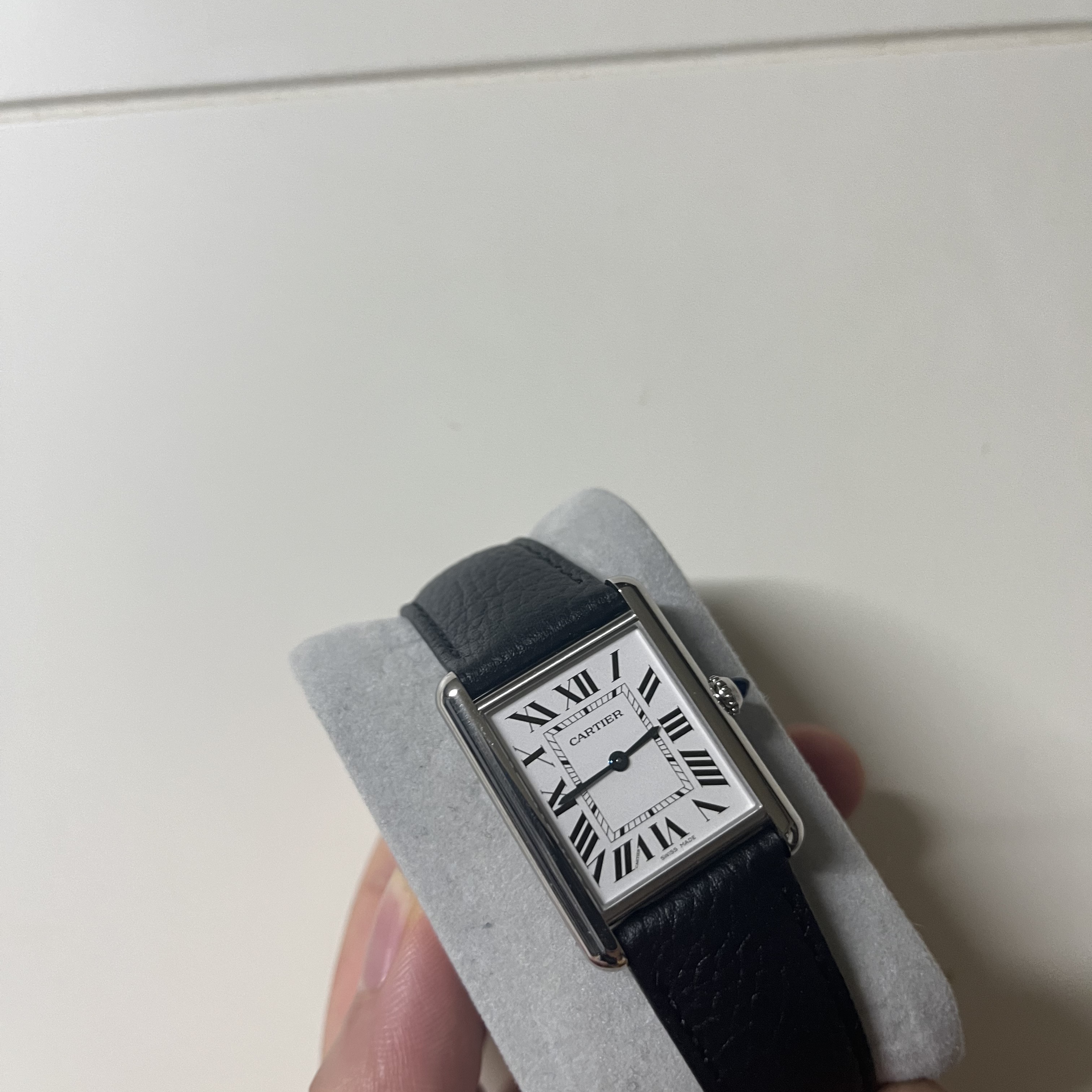 Cartier Tank Must Watch Large Quartz Steel Calfskin Black 착용 스타일 - 3