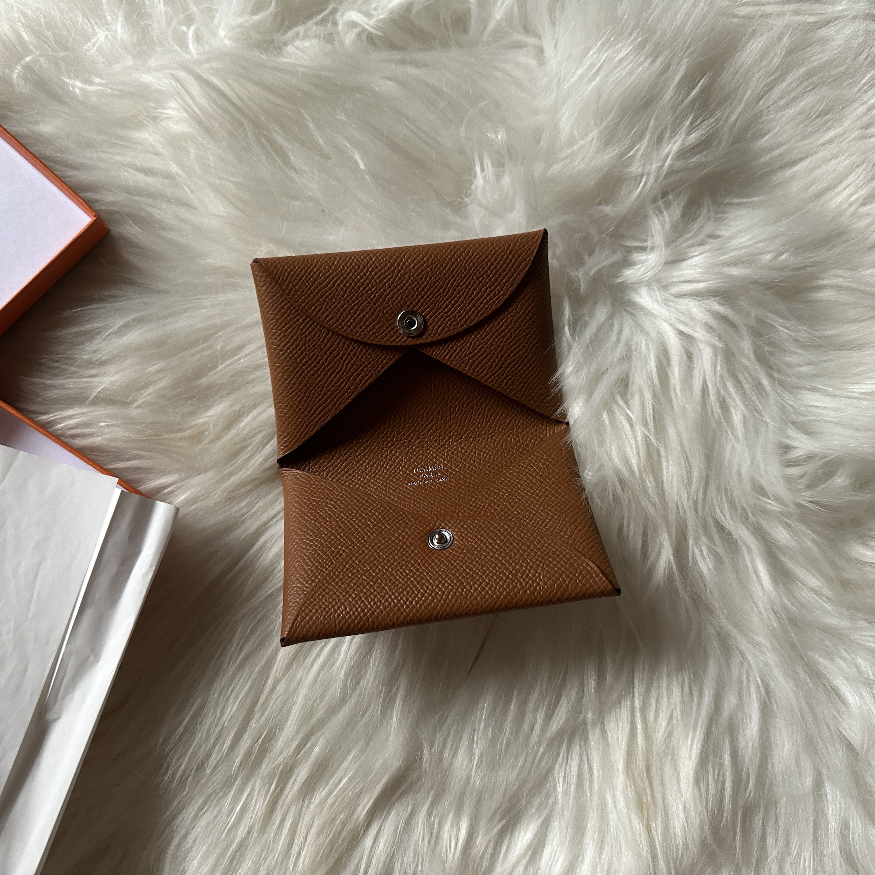 Hermes Calvi Card Holder Epsom & Palladium Gold 착용 스타일 - 2